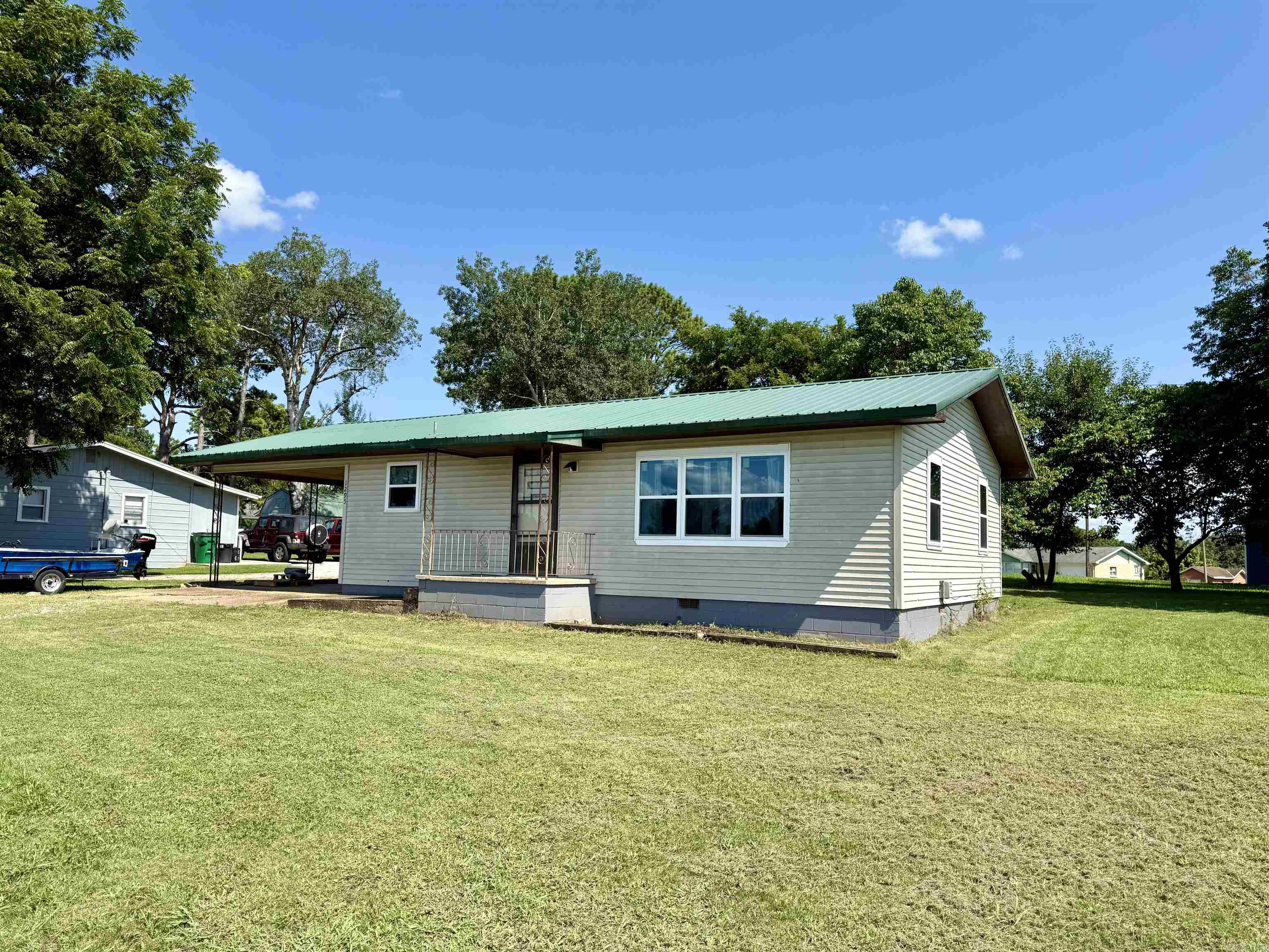 Adorable and affordable!! This well maintained 1 bed, 1 bath home features a spacious oversized primary bedroom, a durable metal roof, and a 1-car attached carport. Conveniently located just 5 minutes from the World Famous White River and Cotter Springs, it’s the perfect getaway for fishing enthusiasts. Whether you’re looking for a part-time fishing retreat, rental investment, or affordable and simple full-time living, this property offers great opportunity at an excellent value!
