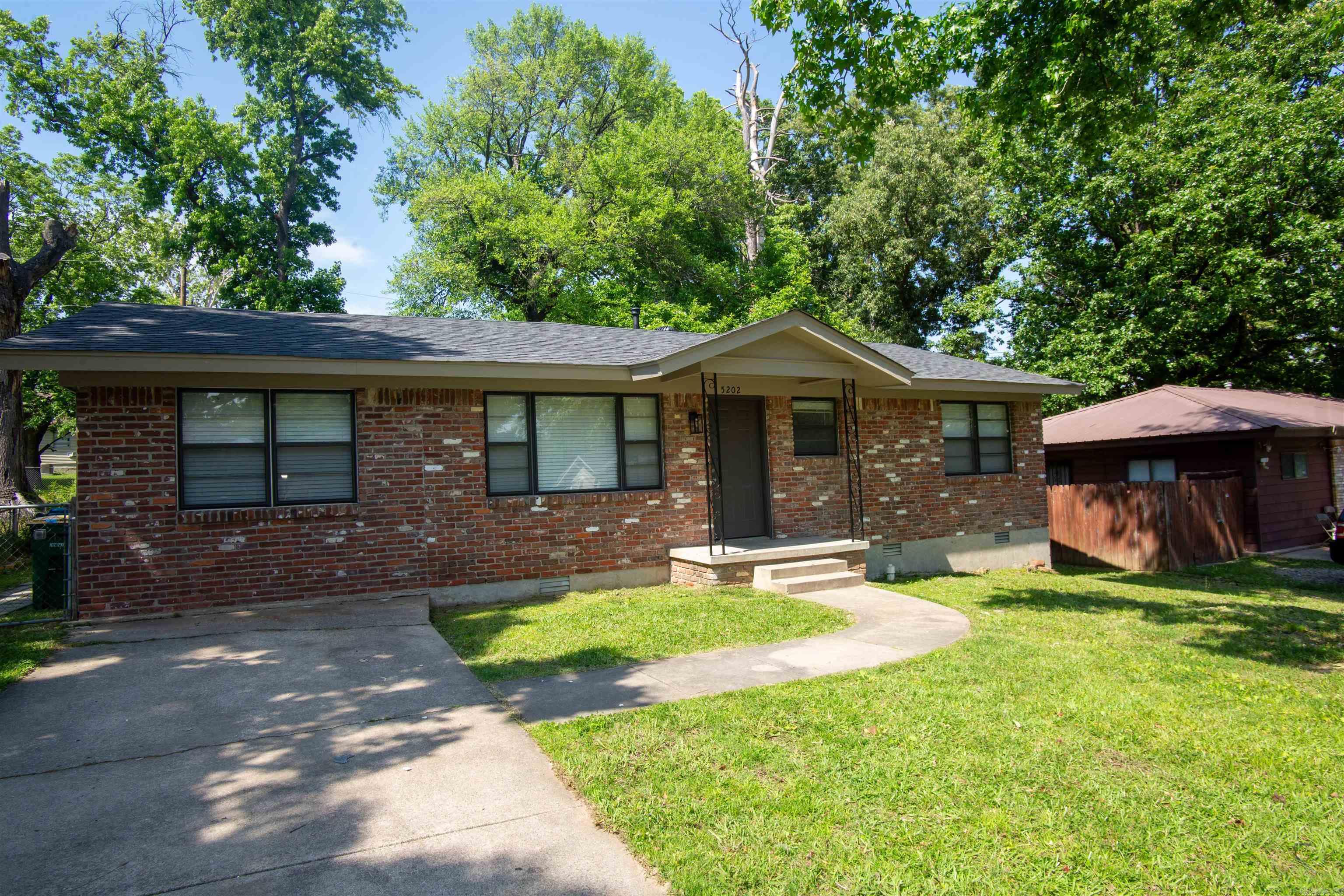 Fully remodeled 3-bedroom house, which includes a bonus room, carpeted bedrooms, granite countertops, and a large backyard. Located near local shopping and dining. Schedule your showing today! Agents see remarks