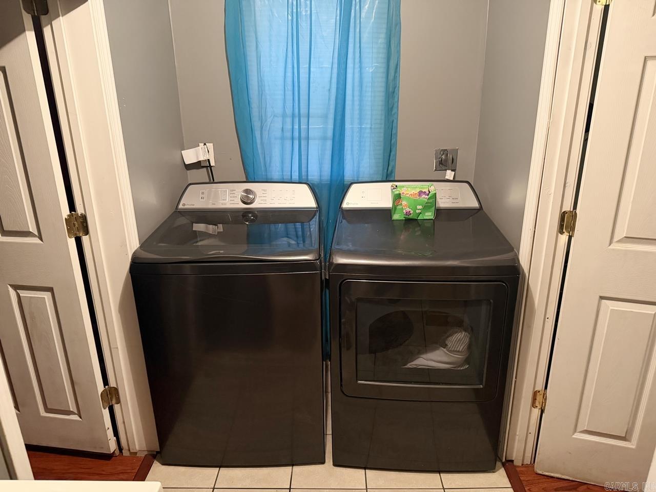 REPLAT E1/2 LOT 5 COBB & LEE - Residential