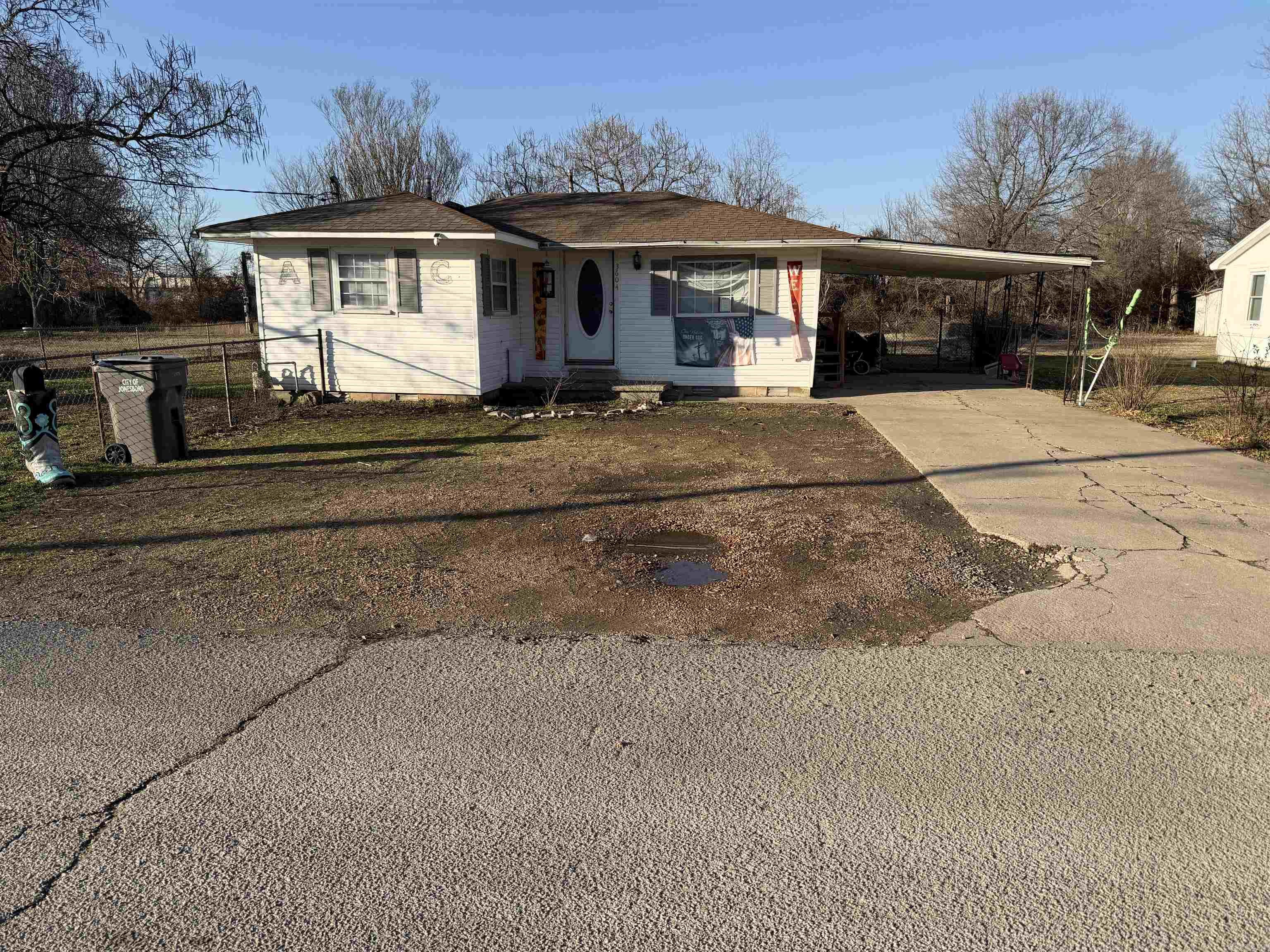 3 bedroom, 2 bath home with a fully fenced back yard.  Perfect as a starter home or an investment property.