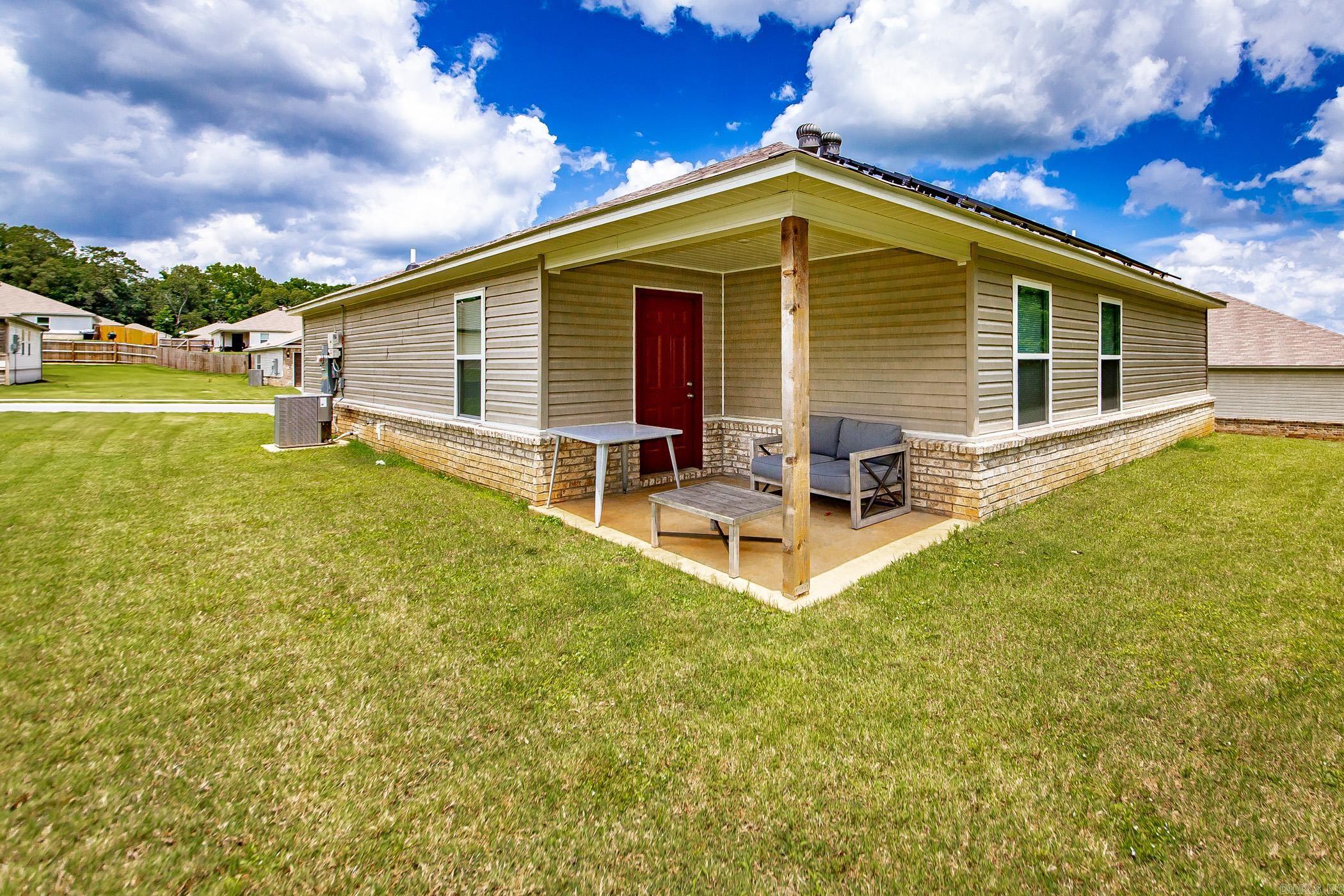 OAKLAND GROVE ESTATES - Residential Lease