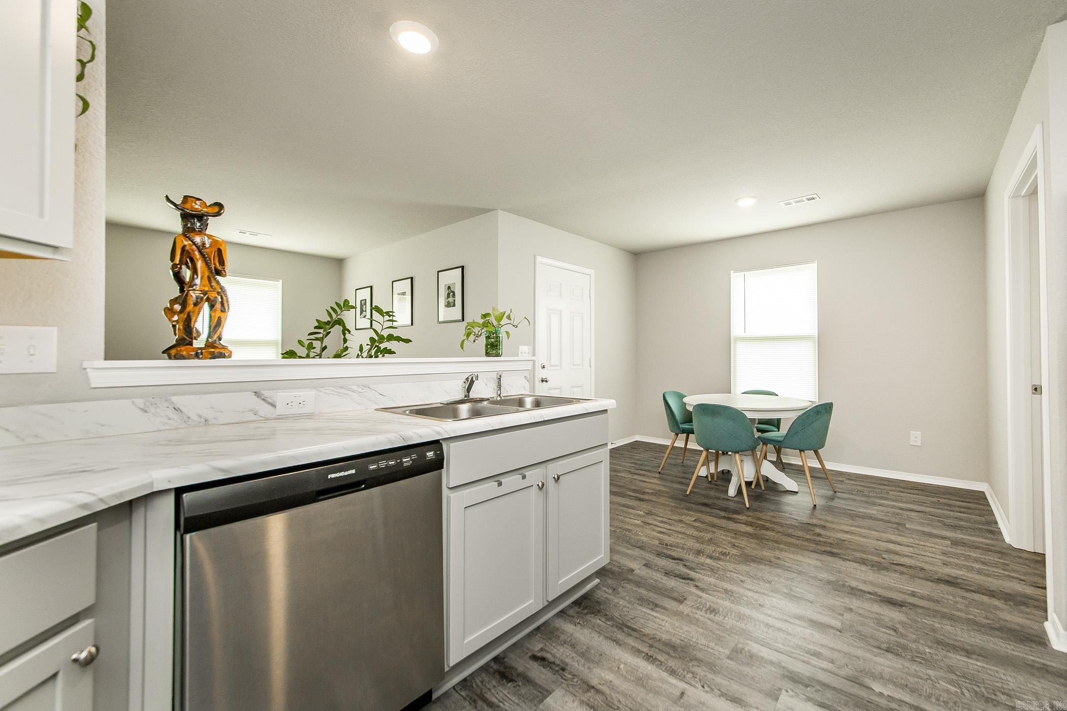 OAKLAND GROVE ESTATES - Residential Lease
