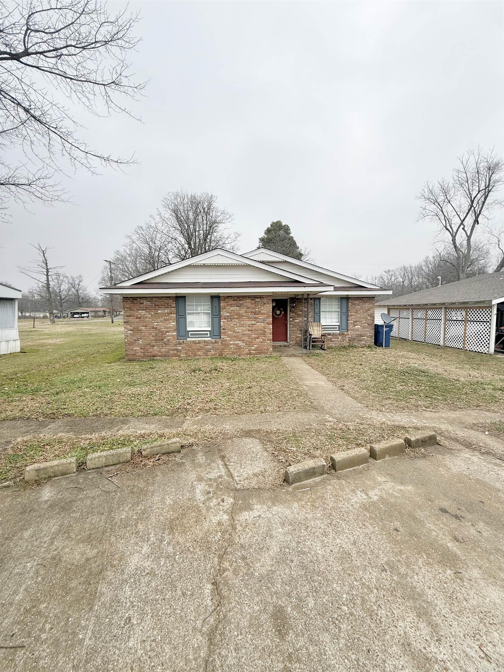 Take a look at this well maintained, income producing 2 bed/1 bath duplex! This 1,824 sq ft property features a functional layout with comfortable living spaces in each unit. A shared on-site laundry room adds extra convenience for tenants. Designed for easy living, this duplex is ideal for owner-occupants or investors looking for a reliable rental opportunity! Located in a desirable area with steady rental demand, making it a smart addition to your portfolio!