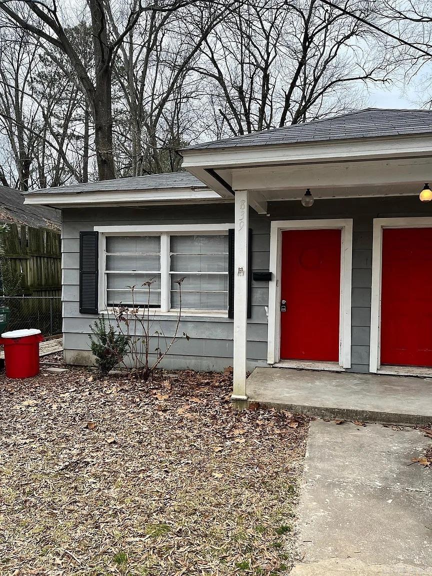 Charming duplex located in downtown Conway.  Has great potential for investors.