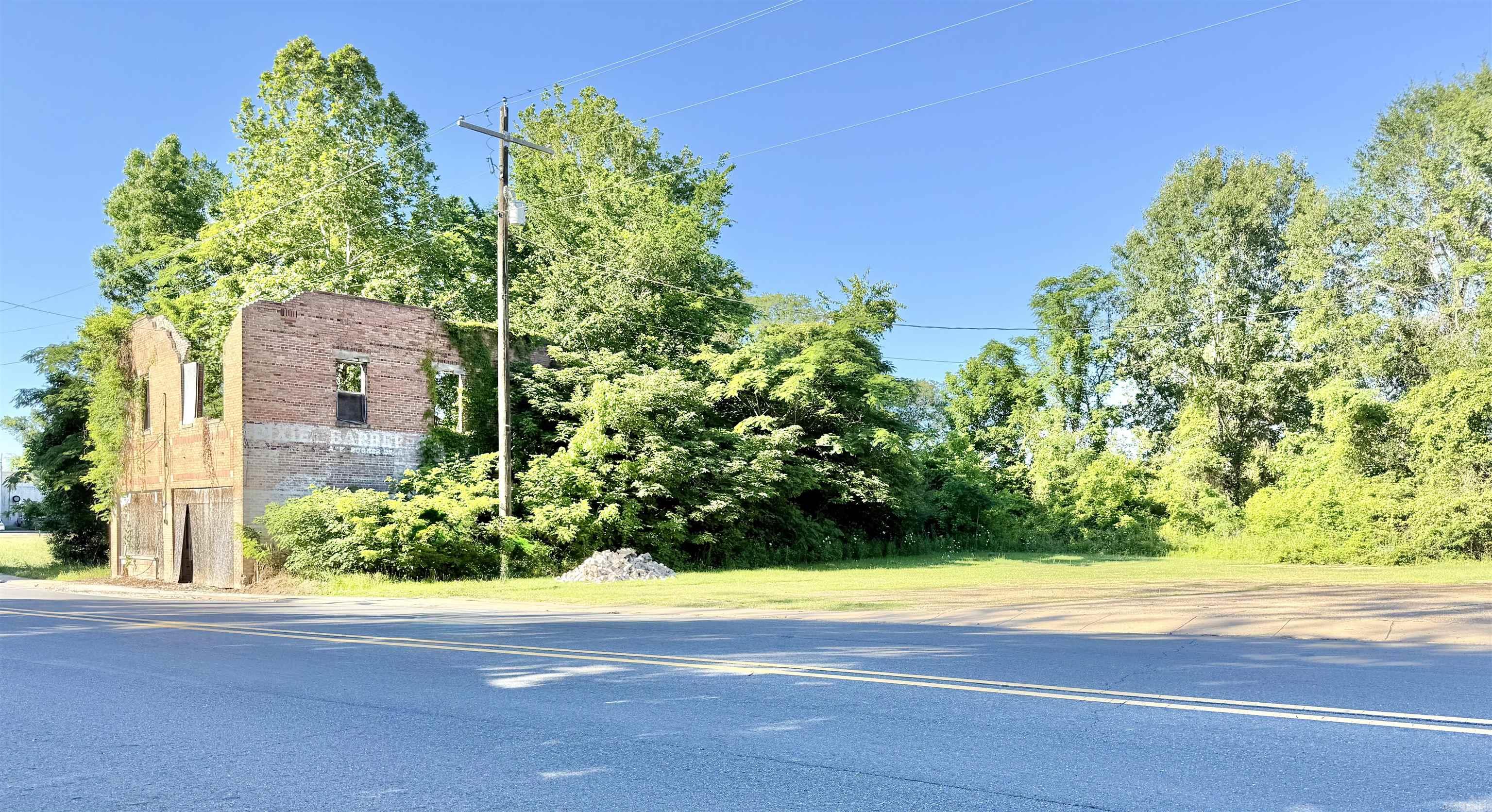 Great investment opportunity awaits. This lot is cornered backing up the train tracks and a view of the river. Located close to the Camden port. Brick structure is not safe for entry. Do not attempt to enter.