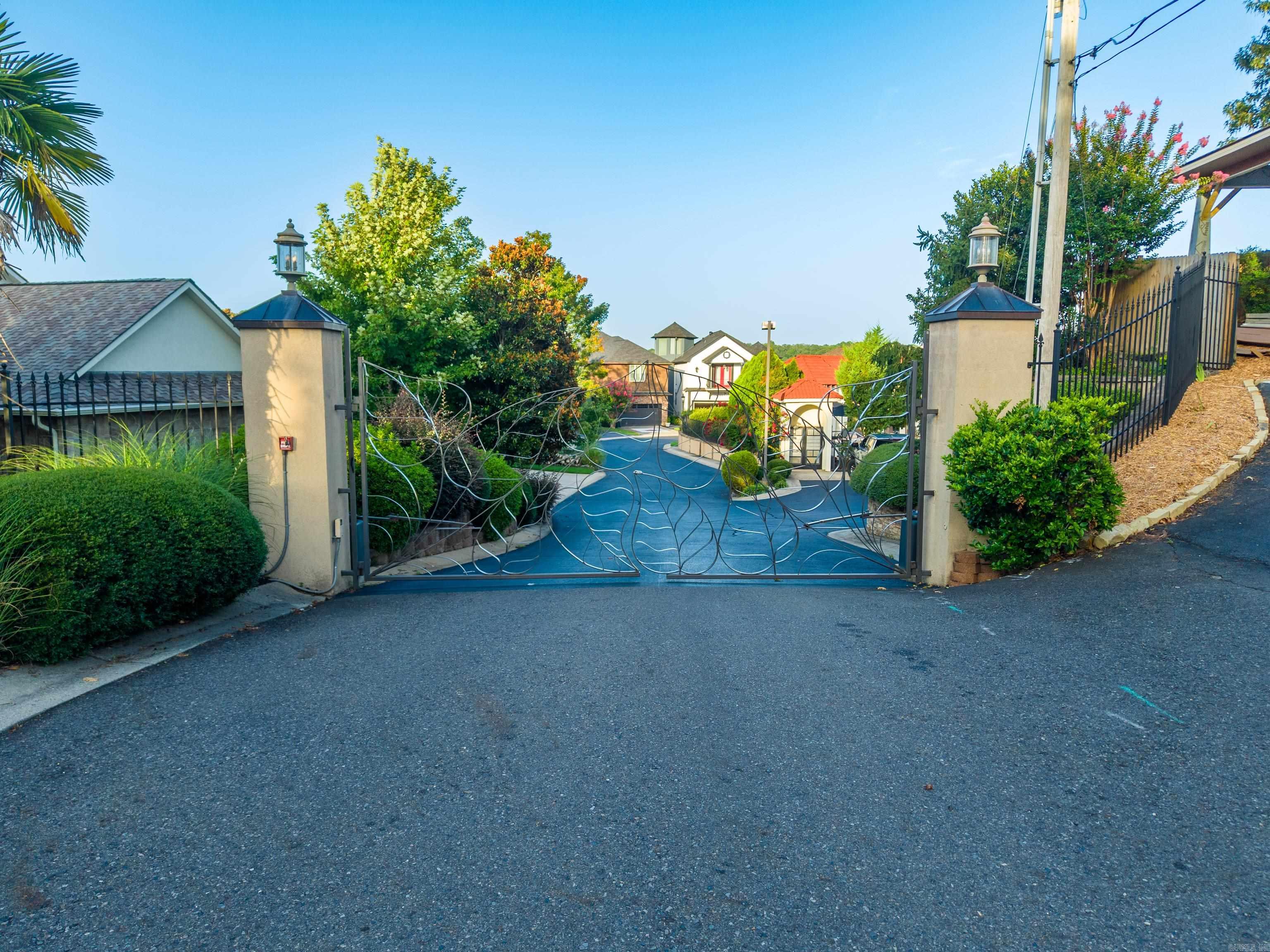 PARADISE LAKE VILLAGE TOWNHOME - Residential