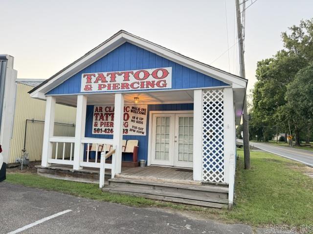 Commercial investment property ready for it's new owner. This commercial building has a tenant paying 700/mth and would like to stay.