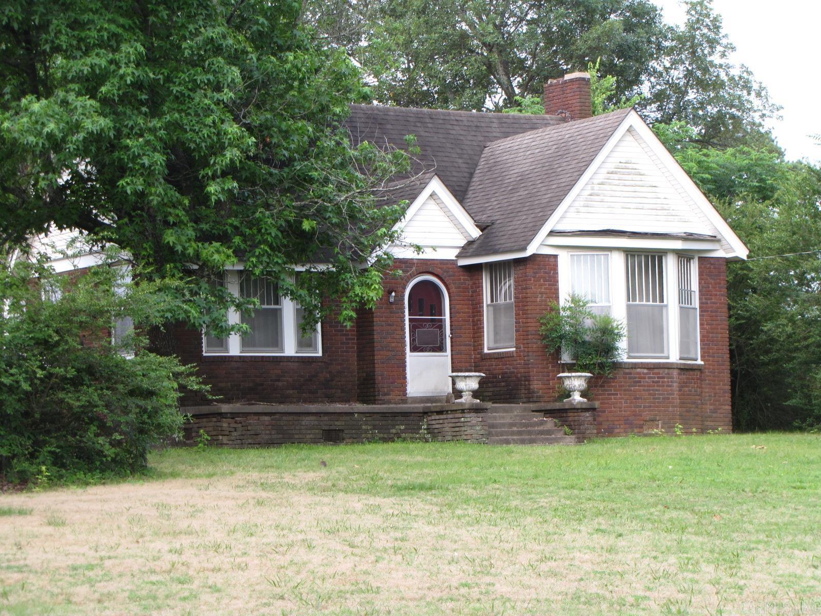 What can you do with about 1.25 acres of land in this area? Could you build more than one house (city approval and permits required)? The possibilities are there for someone to make a great investment. This house has been vacant for a number of years and is in poor condition and will require a lot of work. This could be a great house for someone.