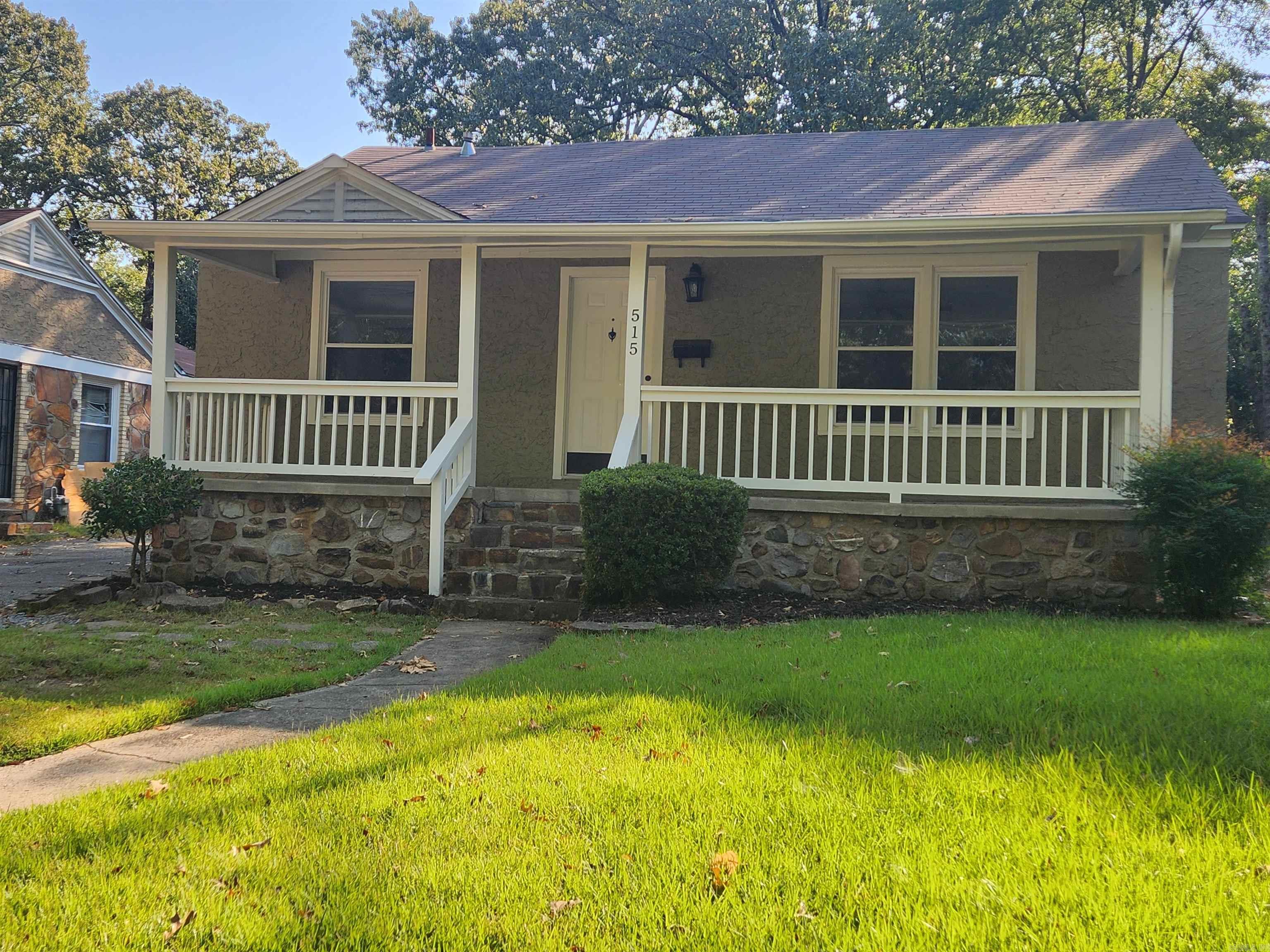 Cute house for rent.  All appliances included.  Harwood floors.  Pets must be under 15 pounds.  3 bedrooms, 1 bath.  Nice backyard..