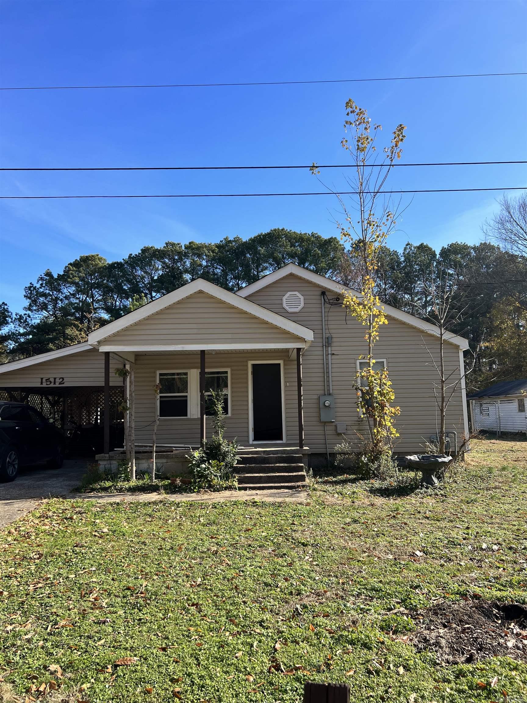 Welcome to the market 1512 Pratt Circle located in Jonesboro, Ar. This home features 2 bedrooms, a bonus room and 1 bathroom. Have you been looking for your first home or first investment property, look no further. Recent updates within in the last five years include new siding and a new roof. Talk to your lender today about an FHA 203k Loan or a rehab loan to make this property just what you are looking for. This home also sits on .52 acre lot so plenty of room for to build a second investment property as well. Call your favorite realtor to see this home and call it your next home.