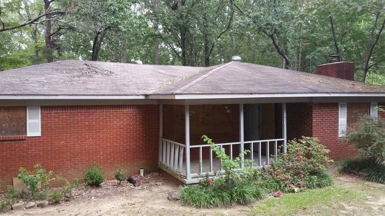 This is a fixer upper!  3 bedrooms 1.5 baths, family room, eat in kitchen, Den, downstairs.