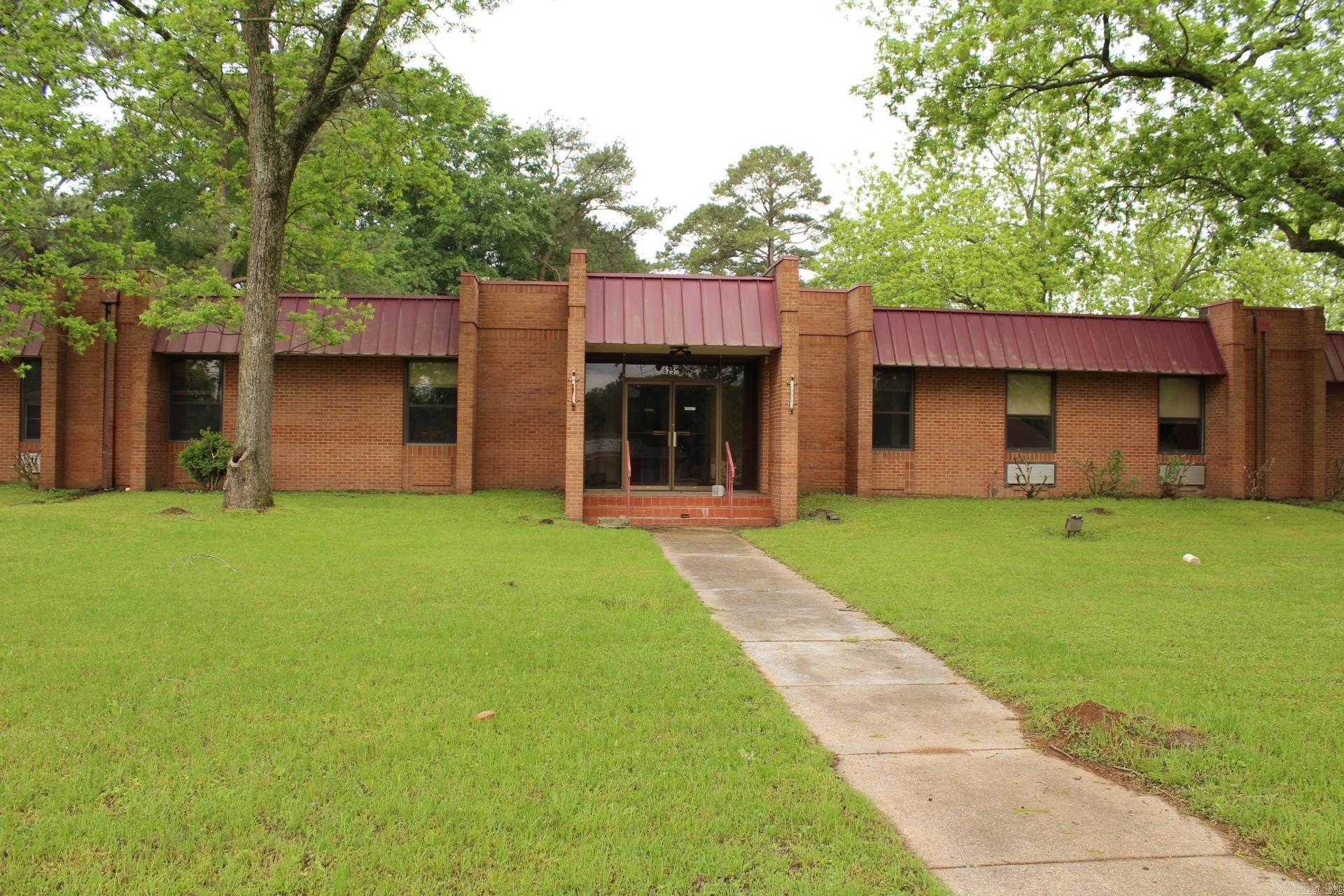 Brick Commerical Building with approx. 9204 Sq. Ft. of space located in the heart of Nashville.  Needs to be remodeled.  Would be great for apartments, retirement center ,etc. Listing Agent: Melinda Bennett - 870 451 2226