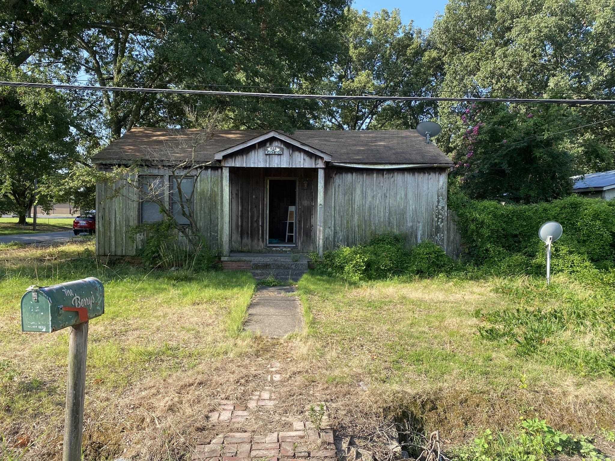 Nice sized home in Stuttgart.  It features a cozy fireplace and a covered back patio. All offers must be submitted by the Buyer's agent via the RES.NET Agent Portal. If your offer is accepted, you agree to be responsible for an offer submission technology fee of $150.00. The fee will be collected and disbursed by the settlement agent and disbursed at the closing and settlement of the transaction. To submit your buyer's offer, simply click the link below. If you already have a RES.NET Agent account, you will be prompted to log in. If not, you will be prompted to create an account. To begin, click or paste this link into your web browser: https://agent.res.net/Offers.aspx?-1784422