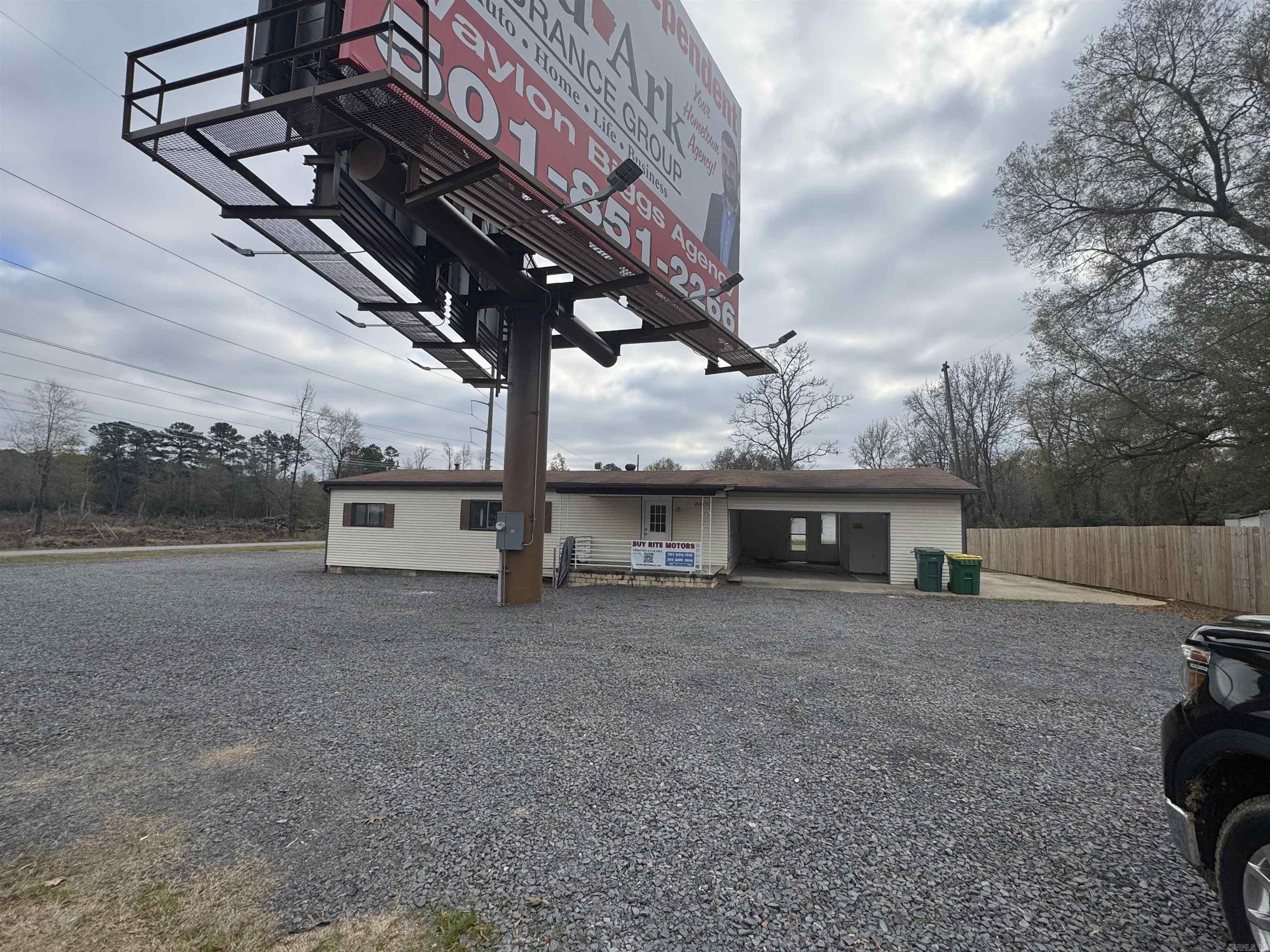 GREAT LOCATION FOR COMMERCIAL BUSINESS - HIGH VISIBILITY - COULD BE A HOME/OFFICE AS WELL.