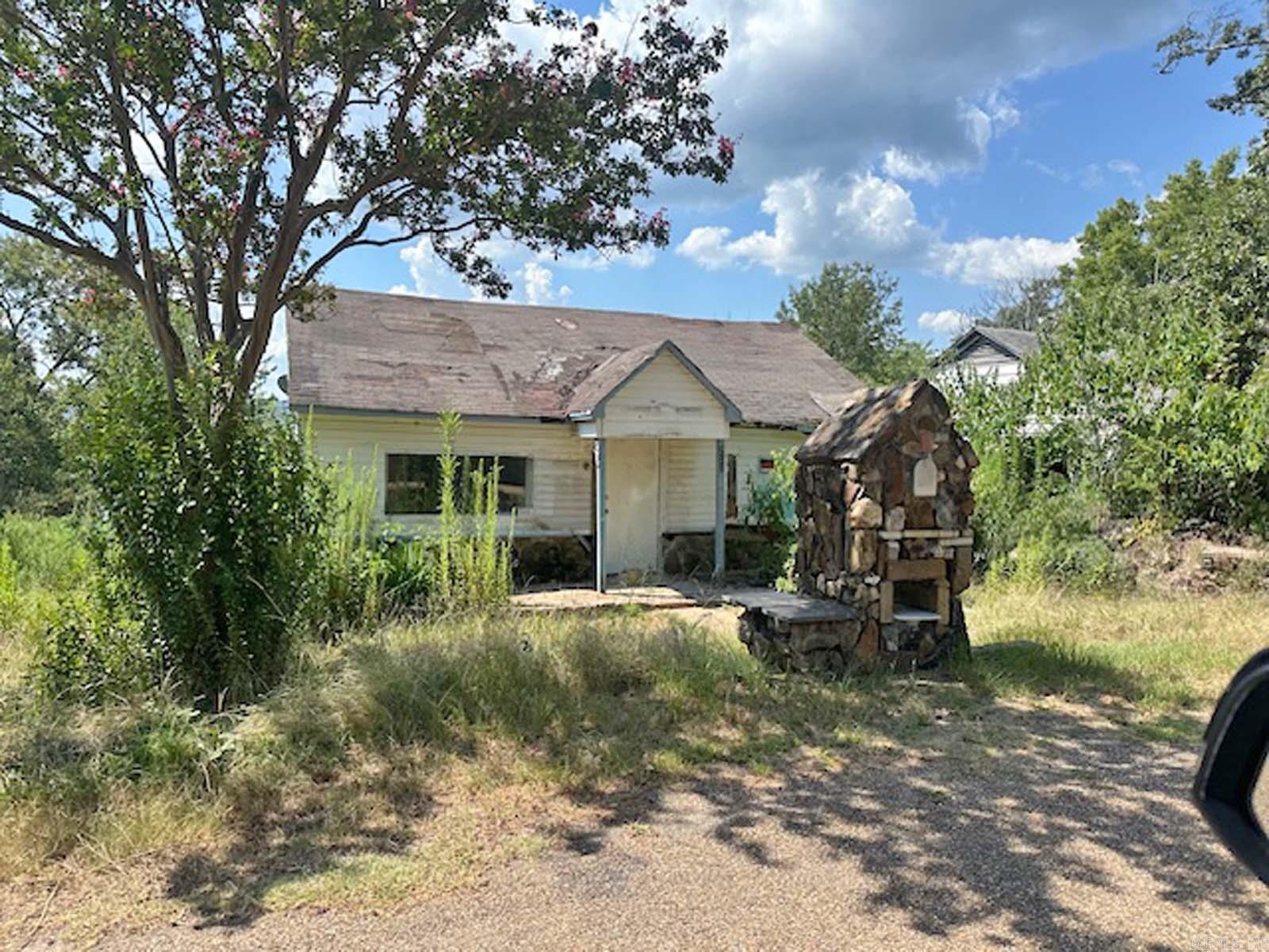 Needs work but this cottage is in a great location !  Close to Lake Hamilton, just off of Central Ave.  If you're looking for a DIY project, this one will keep you busy but can be a good rental or a great flip project.