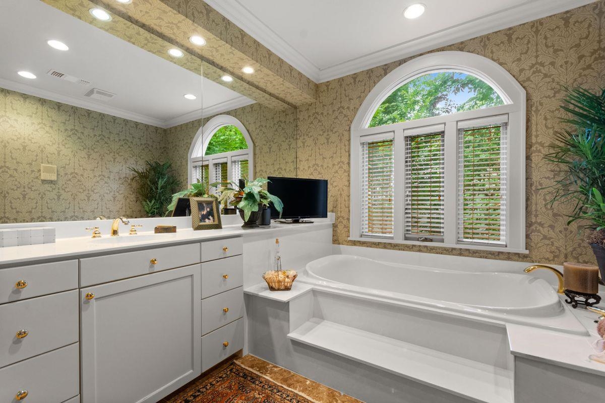 COUNTRY CLUB HGTS - Residential