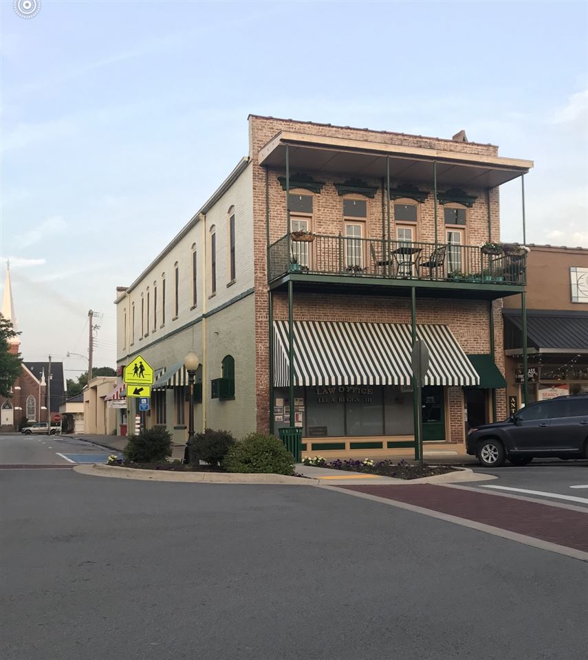 Balcony Apartment overlooking the Searcy Town square: one bedroom furnished, walking distance to Harding Campus.  Too charming for words- Available Nov. 1,2019.  700. per month.
