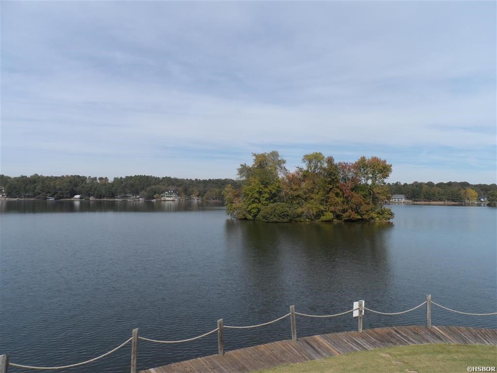Upper level unit in beautiful Farr Shores complex. This unit is only steps away from the swimming pool, tennis court and covered boat slip. Enjoy an evening stroll along the lake side boardwalk, or kick your heels up on the back deck and enjoy the lake view. Looking for the perfect weekender or investment property? Look no more! Nightly rentals allowed.