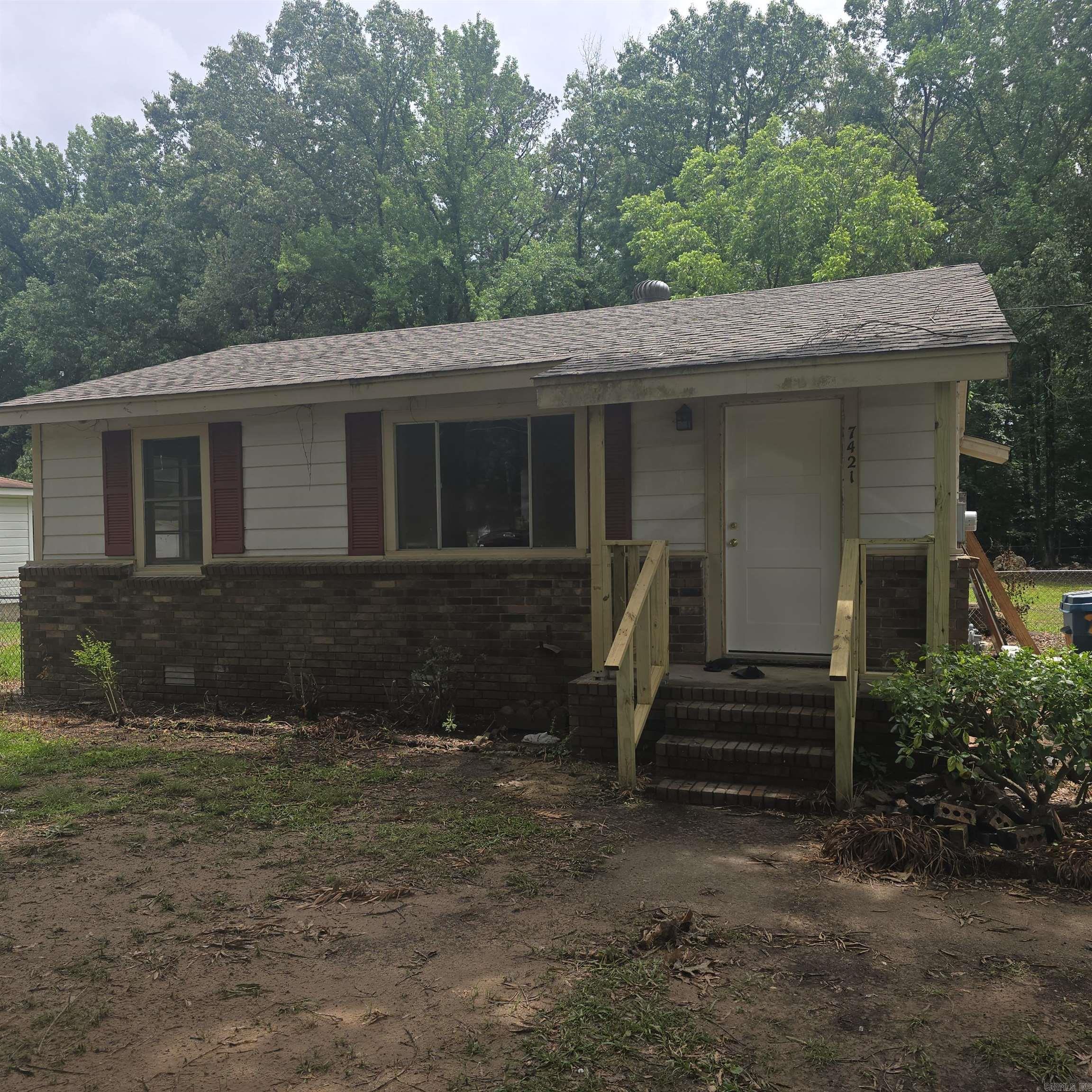 Nice remodeled home on Large lot.  Close to Schools and shopping.  Beautiful Hardwoods and washer and Dryer Hookups