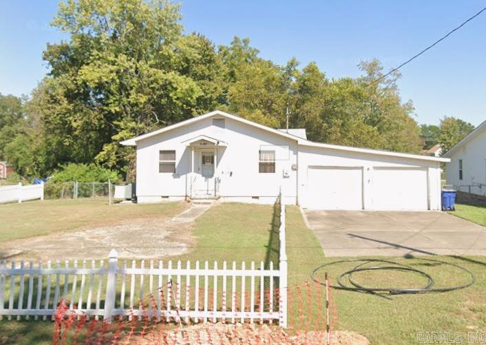 This 2 bedroom, 1 bath home is conveniently located in downtown Fort Smith.