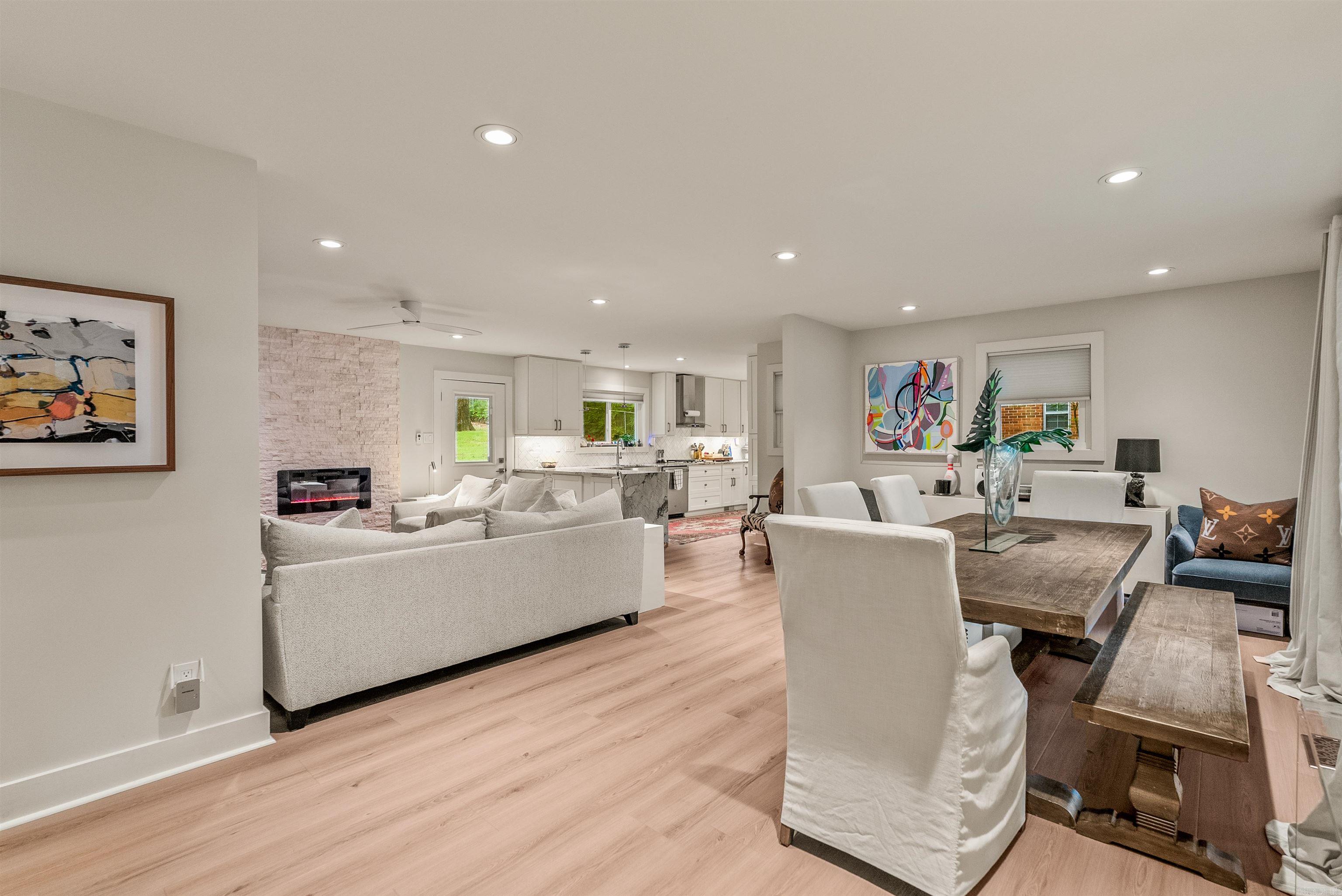 MEEKS MANOR - Residential
