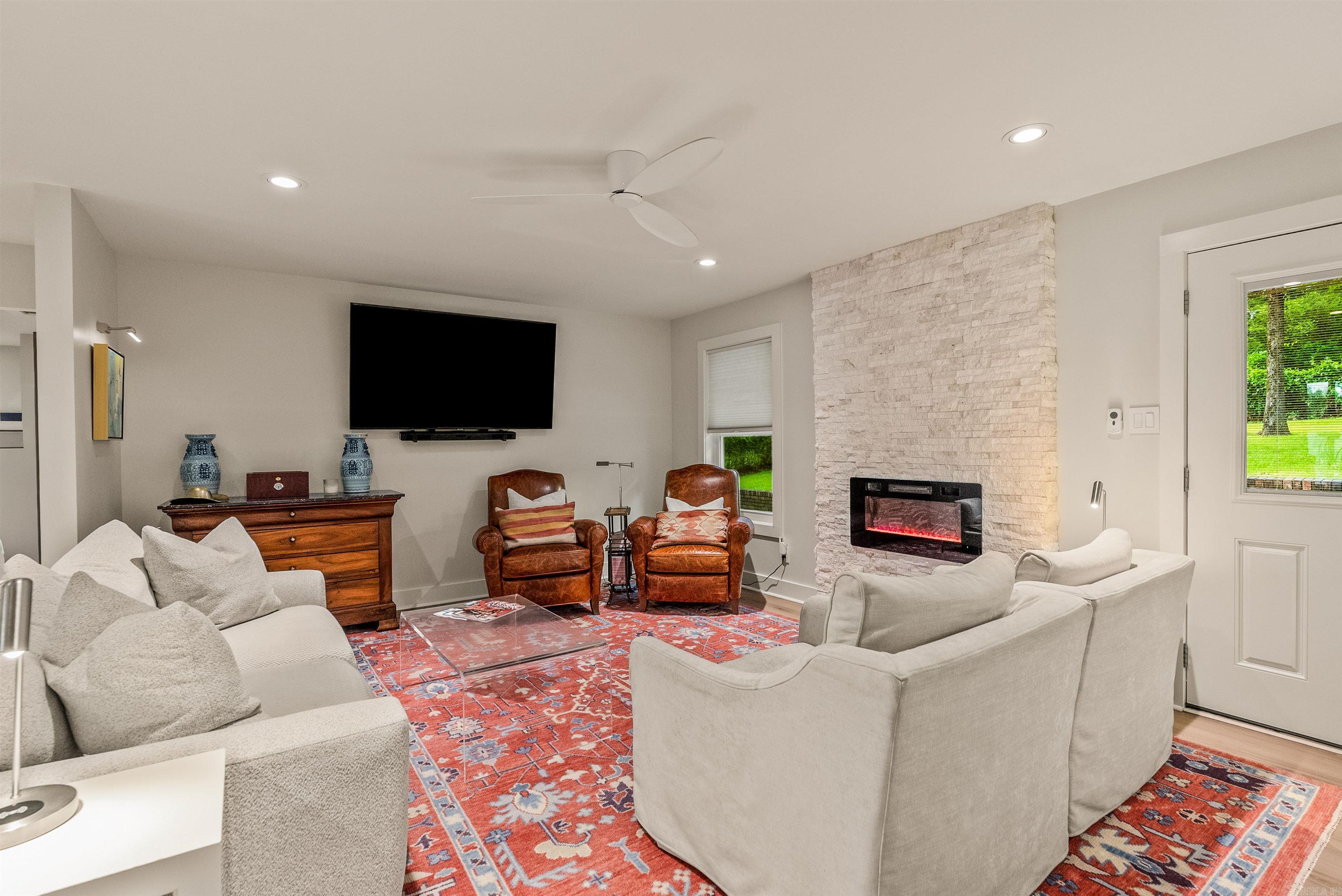 MEEKS MANOR - Residential