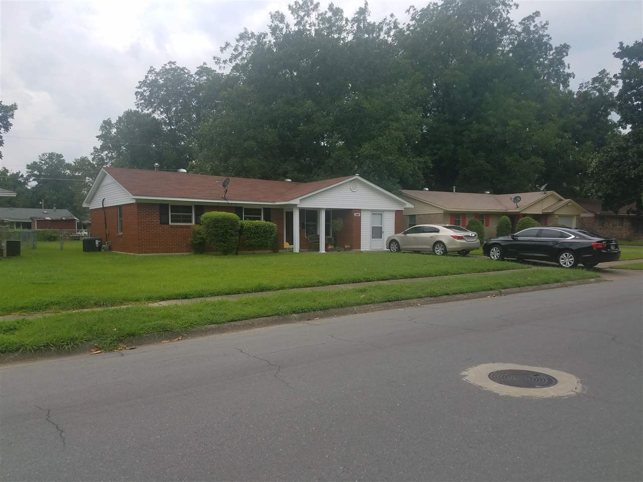 Move in ready!!!! New windows, unit inside and out, new vinyl siding, roof approx. 5 yrs old.