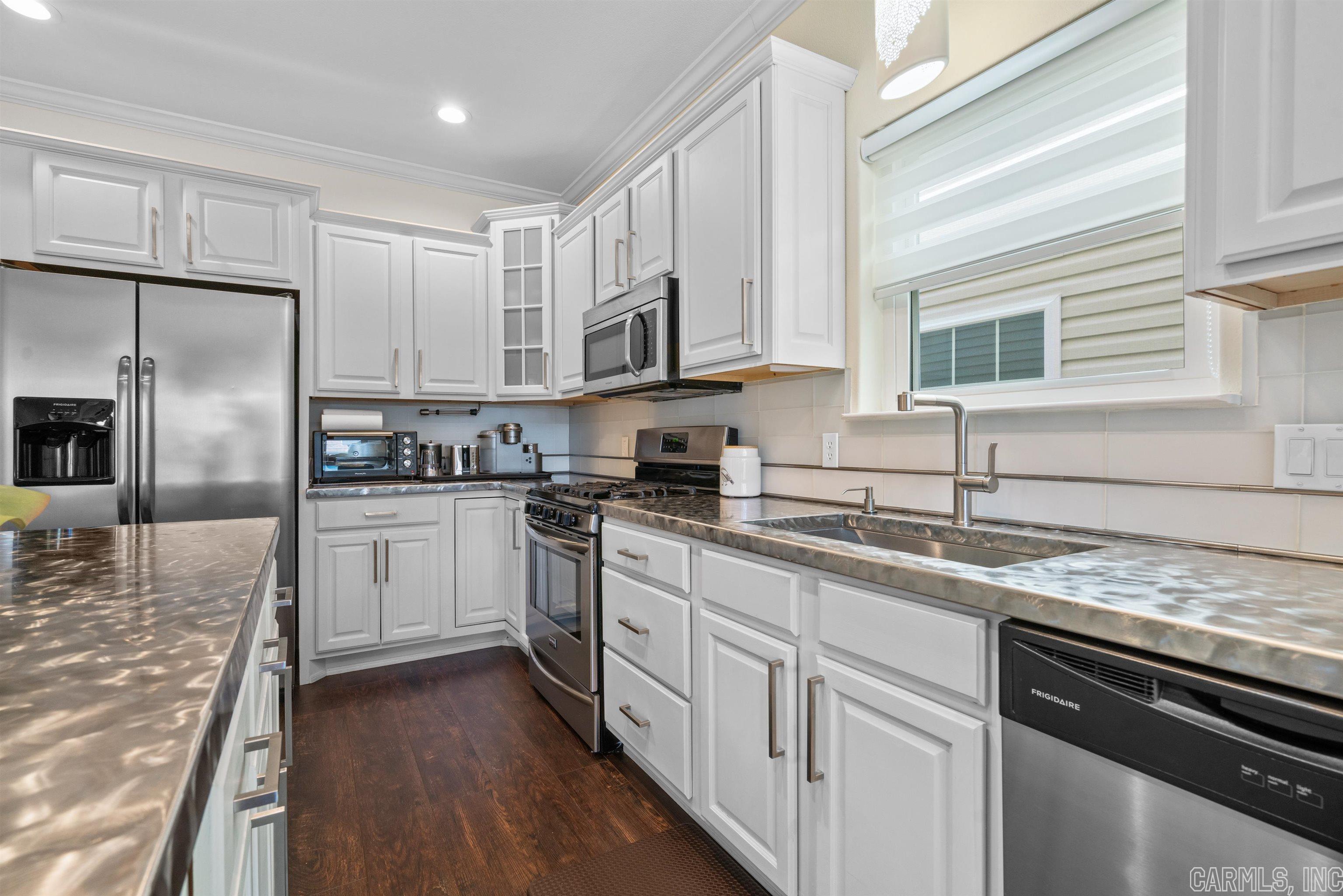 MAJESTIC LAKE VILLAGE TOWNHOMES - Residential