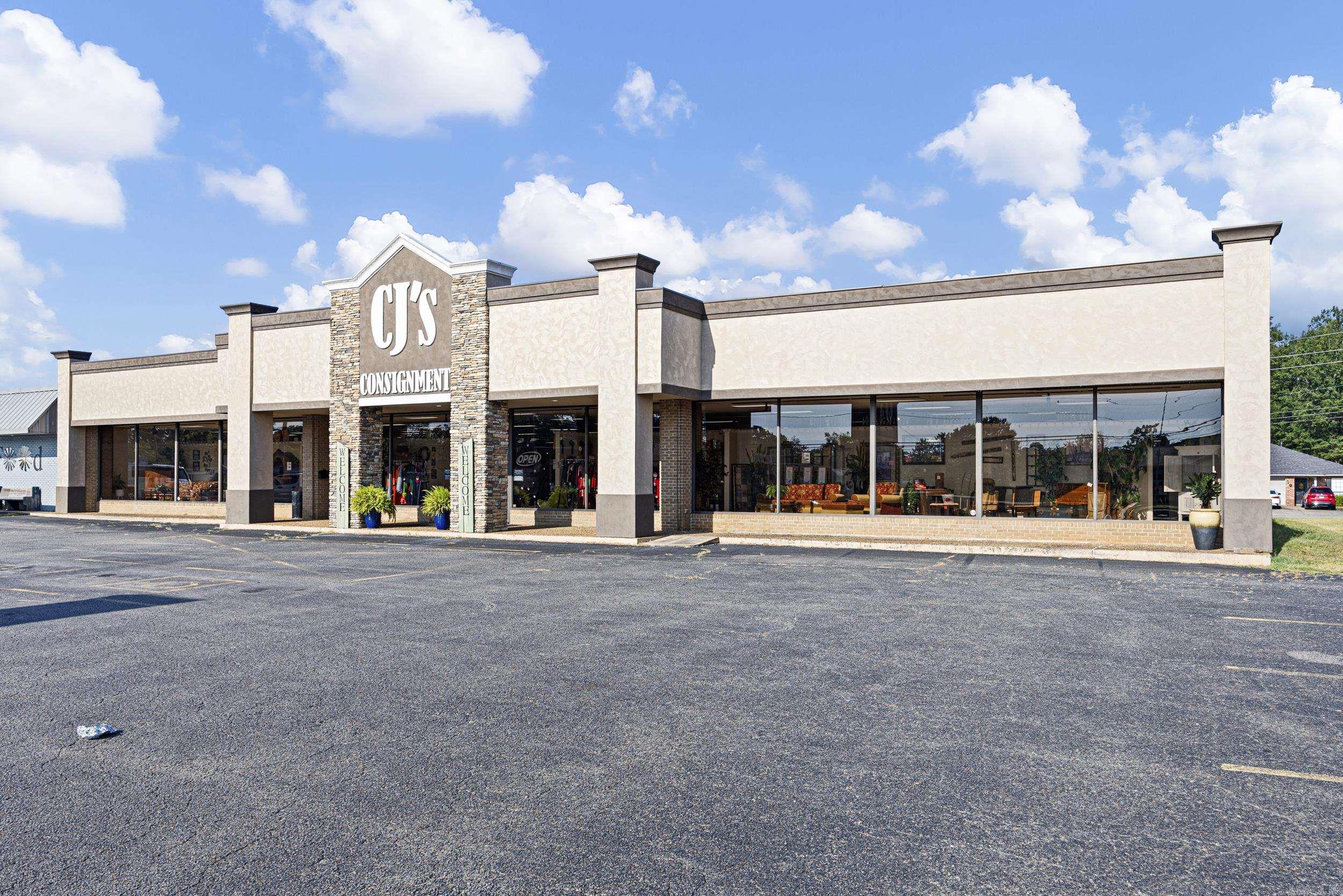 Commercial Building For Sale – Prime Location in Russellville, AR  Over 14,000 sq. ft. of opportunity awaits on 900 S Arkansas Ave, Russellville – one of the city’s highest-traffic areas!    This property offers incredible versatility for your business or investment portfolio, featuring:  Spacious warehouse with multiple loading docks  Showroom and retail space with great visibility  Office areas, kitchen, and bathrooms for staff convenience  Ample parking and easy access for customers and deliveries    With its size, location, and functionality, this property is perfect for retail, wholesale, distribution, or a mixed-use operation.  Don’t miss your chance to own a landmark commercial property in the heart of Russellville!