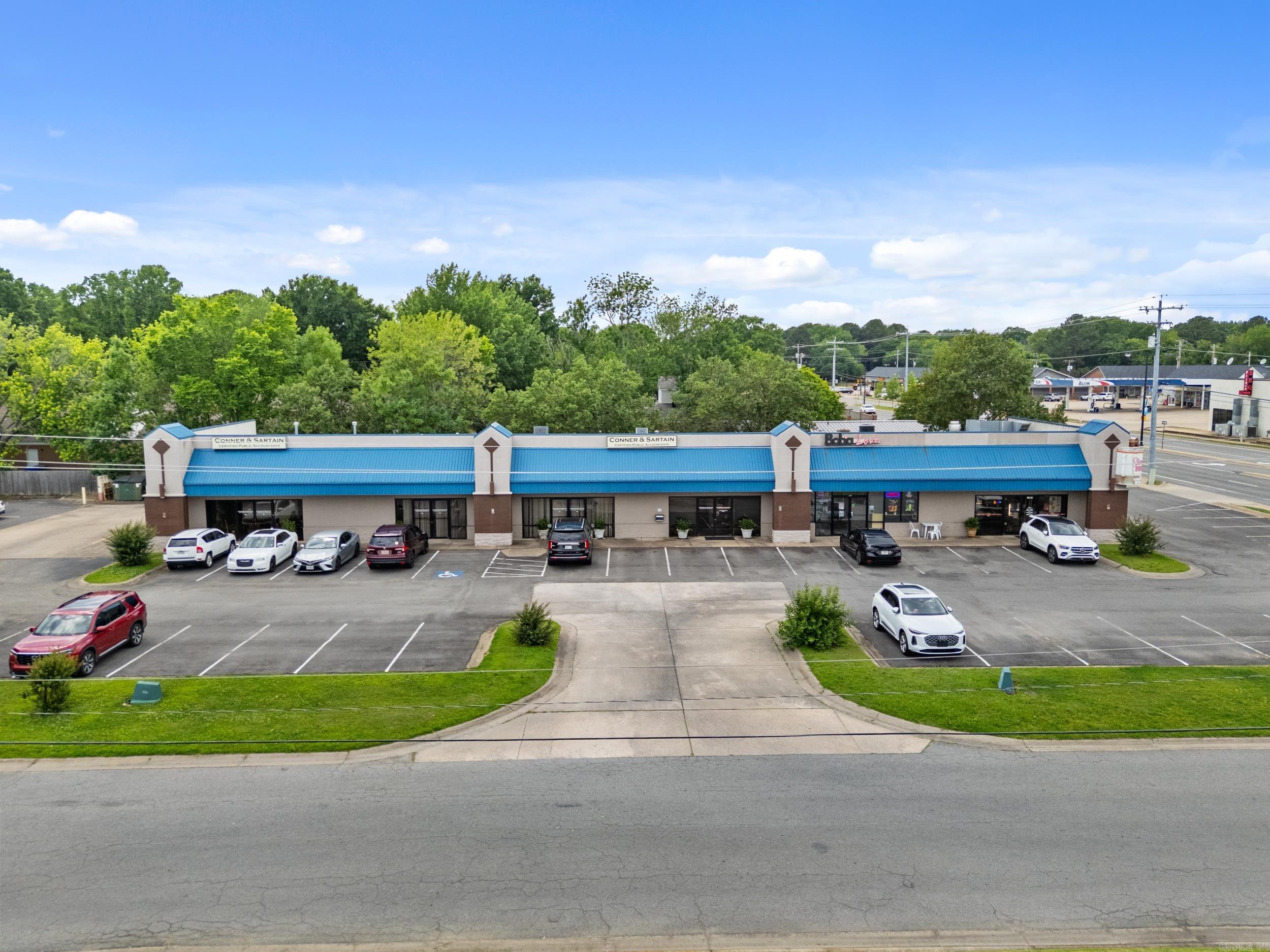 Prime commercial property as an investment in the growing Conway market. Prince Street is one of the best streets in Conway that proves a traffic count that drives the best opportunity for business growth.    Currently 985 Carson Cove has 3 operating leases for continued success.