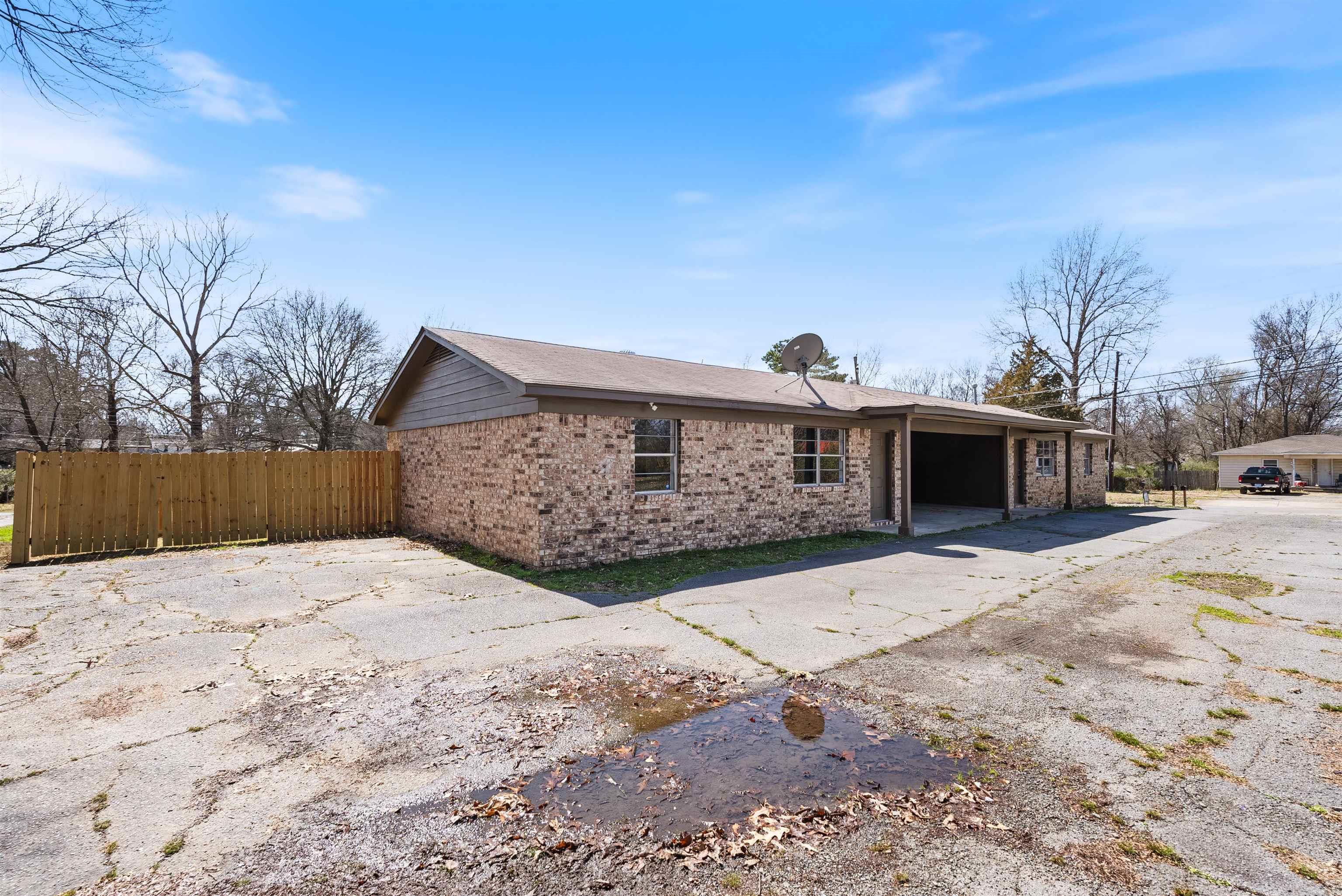 Looking for a 2 bed 1 bath to rent in Jacksonville? Come take a look at 515 South Rd. This duplex offers a nice open layout. Also has covered parking and your own private backyard. Call today to set up your private showing.