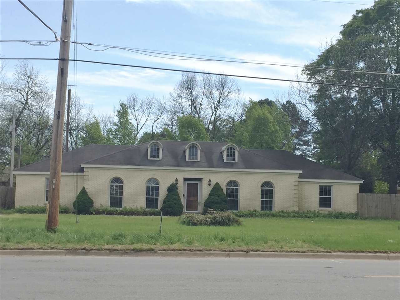 Nice brick home on large lot. New paint and remodel. Separate Living and Dining room. 4th Bedroom can be used as large Family room. Open Kitchen and Den area. In-ground Pool..........  Pool CAN be filled in if buyer prefers ------------ SELLER MOTIVATED -----------------