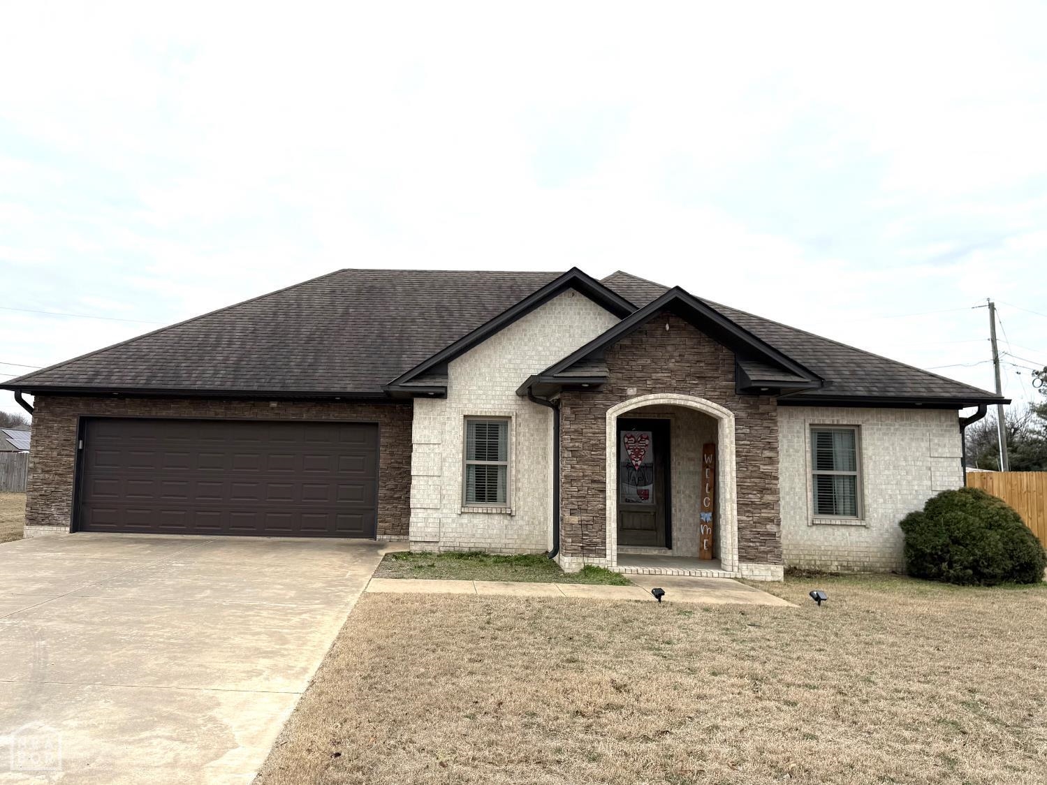 Charming 2BR/2BA home in Leachville. This 1,124 sq ft property features an oversized garage and a beautiful rock, arched front porch that adds great curb appeal. Efficient layout with comfortable living space. Located in a quiet area of Leachville, this home is ideal for first-time buyers, those looking to downsize, or anyone wanting a move in ready property, that's cozy with a custom feel.