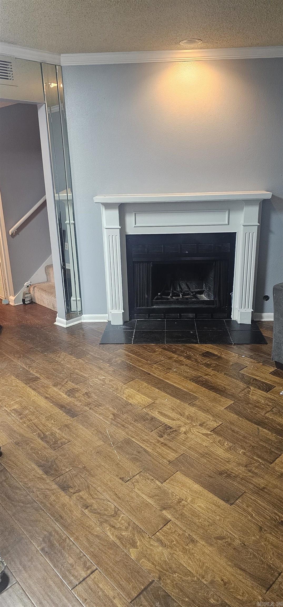 Very nice townhome located close to shopping and schools