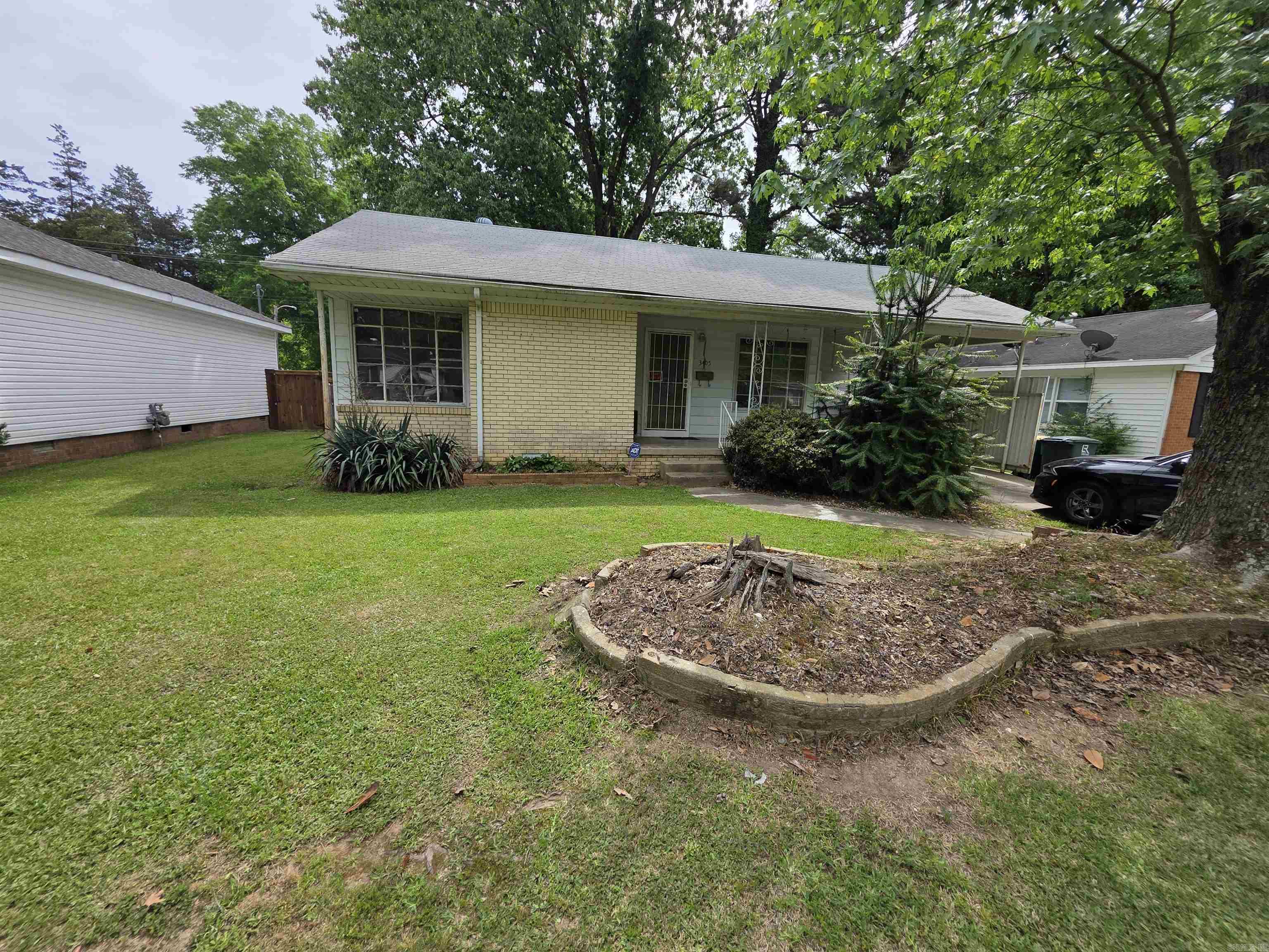 Check out this cute 2Bd/2Ba home! Tenant occupied, 24-hour notice required for showings. No SPD due to the owner never living in the property. Lease in place. Monday-Friday showings only. Any offer needs to have the following verbiage included "buyer is aware there is a lease in place and agree to the lease terms".