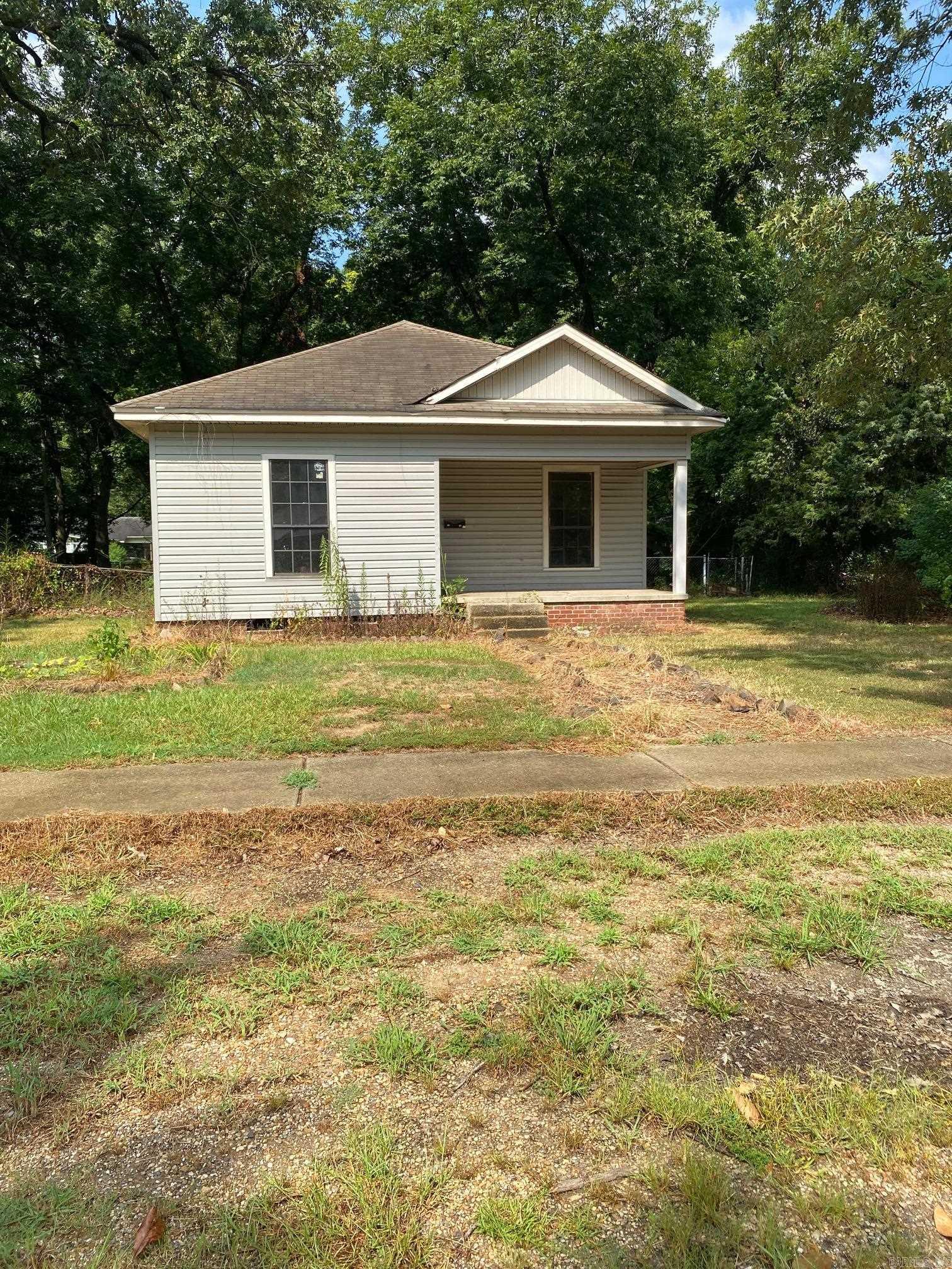 3 bedroom/1 bath/1,414 sqft home located in the heart of Crossett.   Vinyl siding, with a front porch, and fenced in backyard with mature trees for ample shade on those hot Arkansas days.  The laundry room, kitchen and living room are very spacious.  The home is a solid build.   A fresh coat of paint throughout as well as flooring will take this home to the next level.