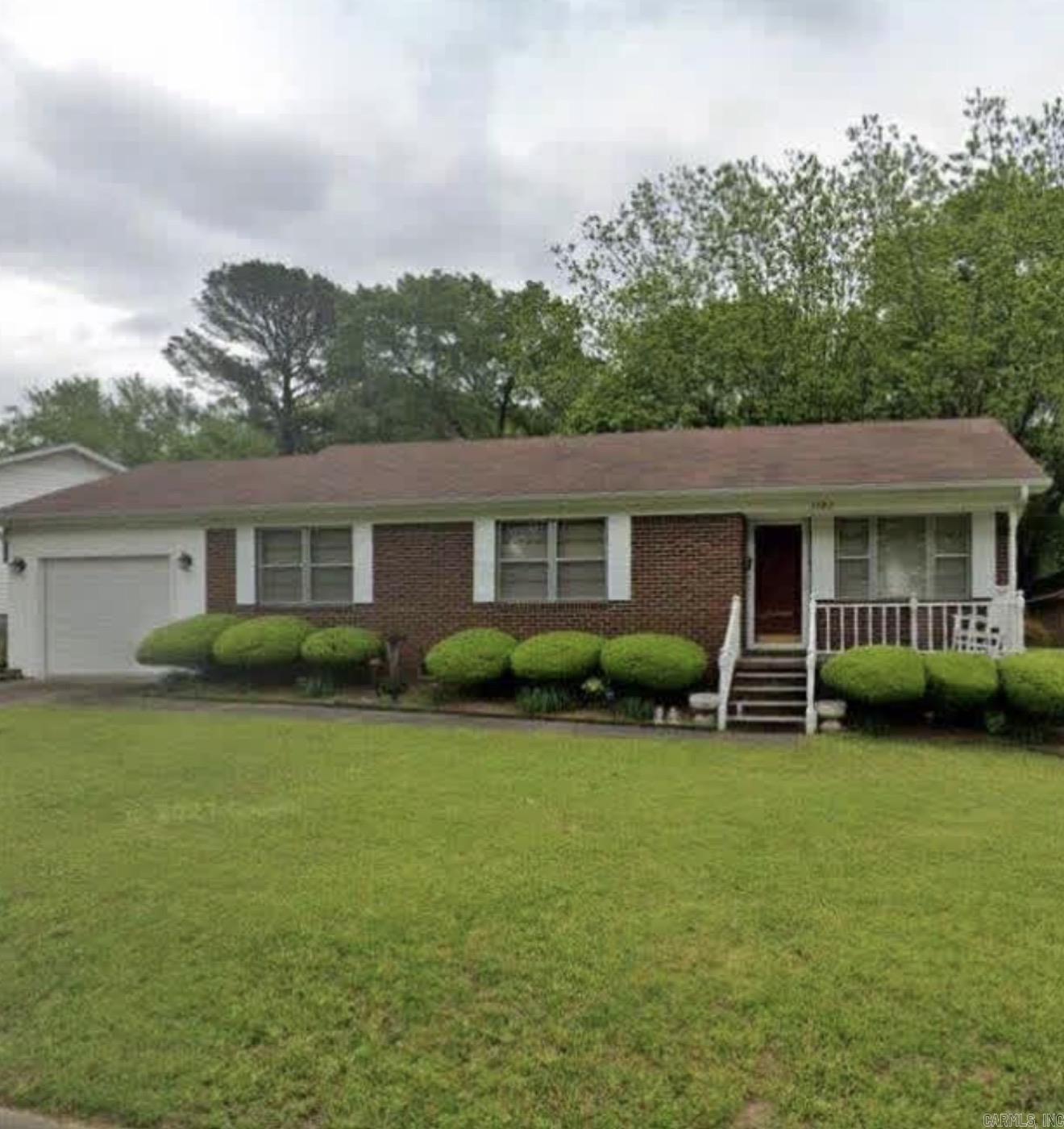Nicely maintained 3 bed 1.5 bath home