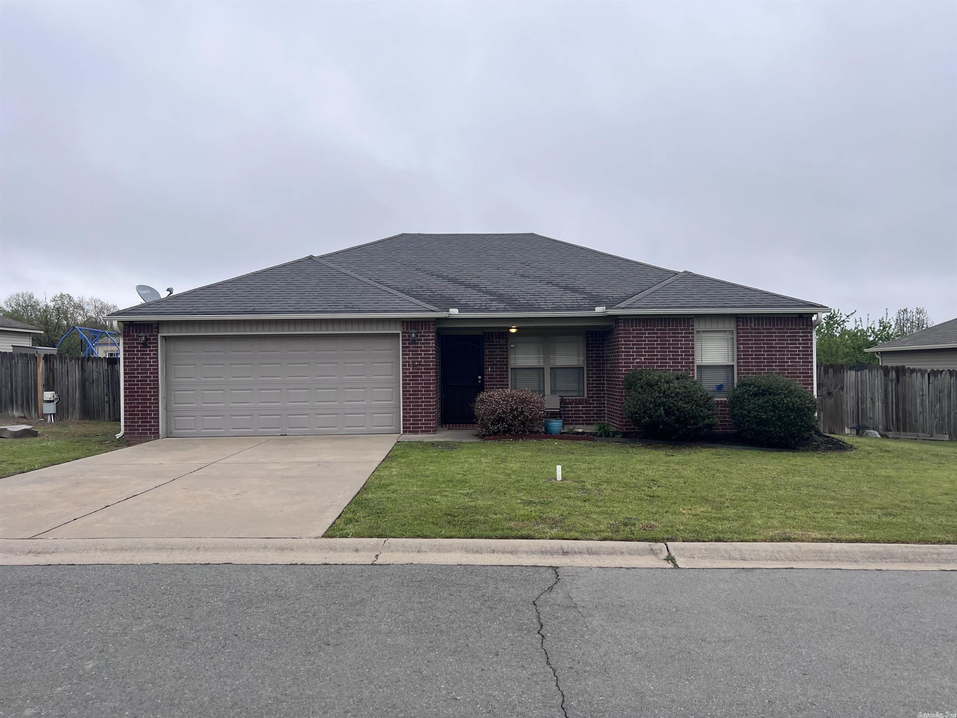 Beautiful Well Maintained 3 bed 2 bath Single Family Home. Perfect for a Family or Investor !!!