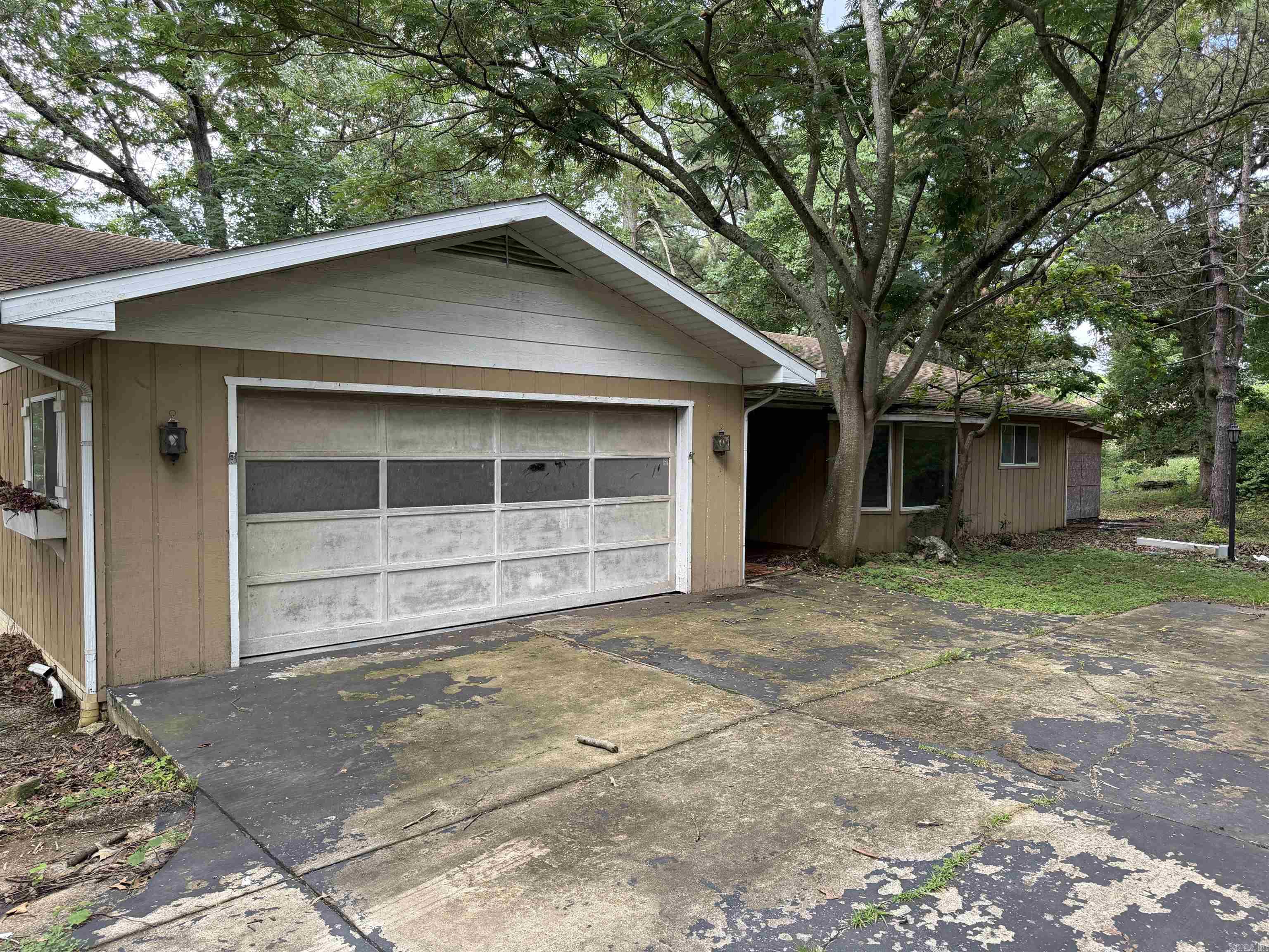 Close to Lake and River Access. Come take a look at this home in Lakeview Arkansas. You will love the location and the spacious rooms! Call today to schedule a look.