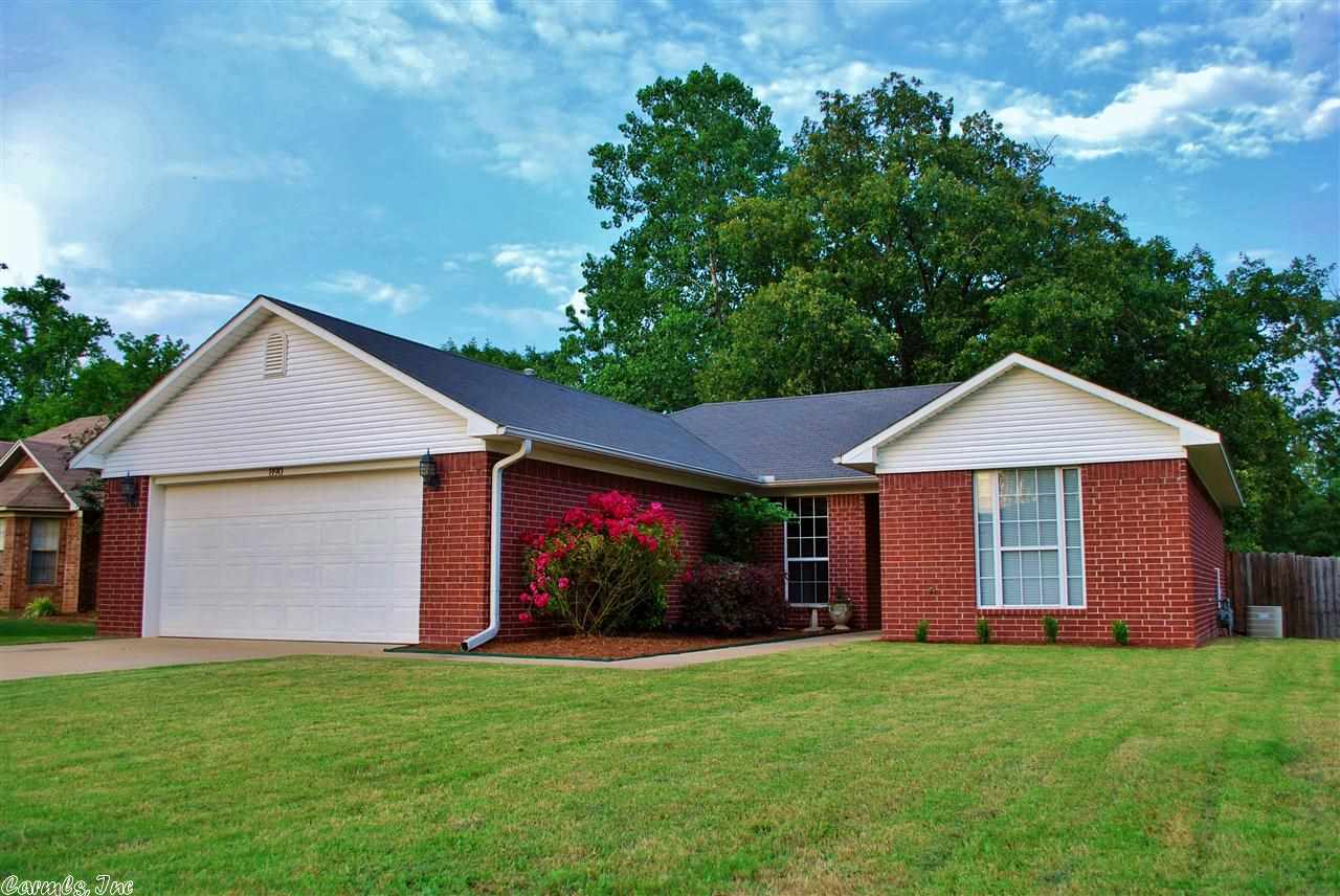 This move-in ready home in Victoria Park subdivision comes with a washer, dryer, refrigerator, and brand NEW laminate flooring throughout. New digital thermostat, freshly-painted interior, and a huge master closet. In the fully-fenced backyard, the deck provides an ideal space for grilling or simply relaxing beneath the abundant shade of the mature Oak tree. Overall, this is an excellent home on a great lot. Schedule your showing today!