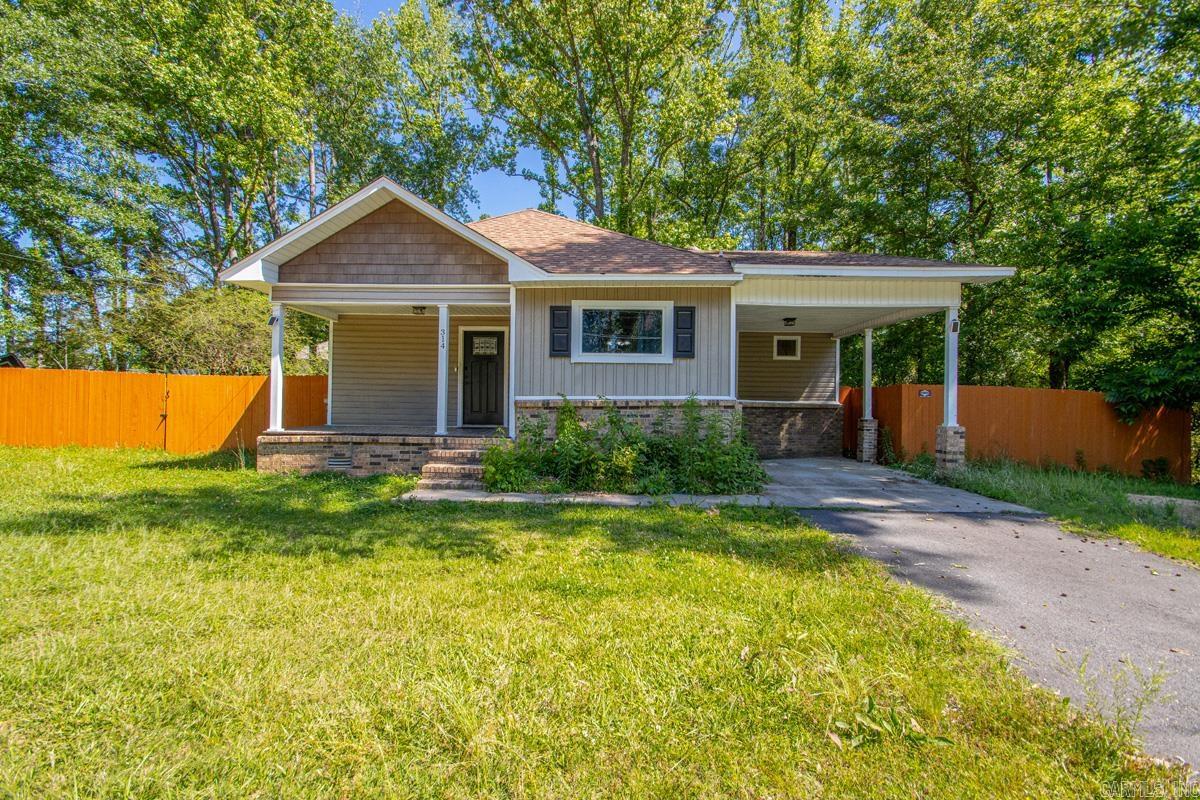 Charming 3-bedroom, 1-bath home located in the heart of downtown Sheridan! Conveniently situated close to local schools, restaurants, and shopping, this move-in ready home offers both comfort and convenience. Recent updates throughout. Don’t miss the opportunity to own this updated home in a great location — schedule your showing today!