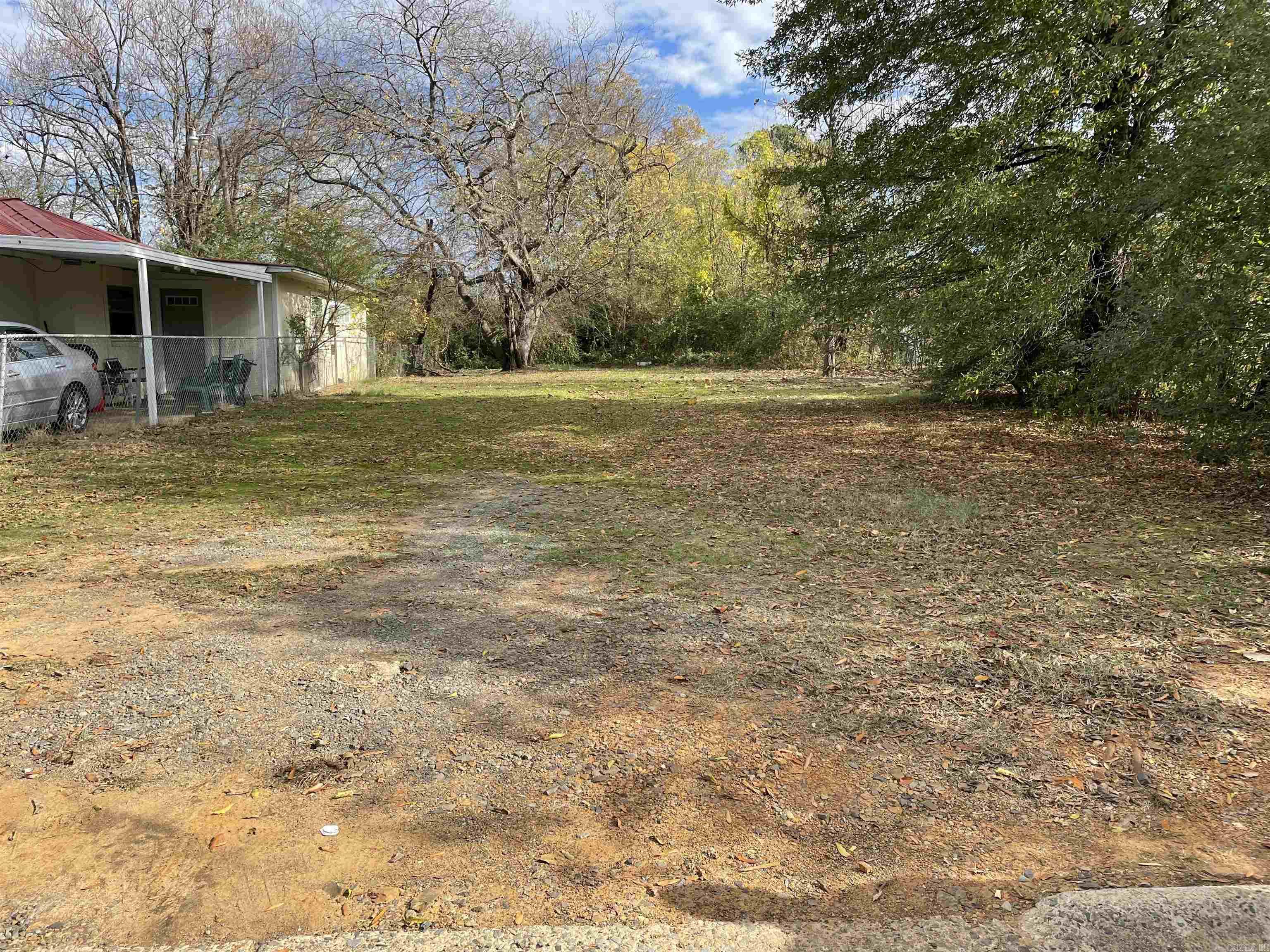 Well maintained lot located close to Hendrix and I-40 access.  Come build your new home here!