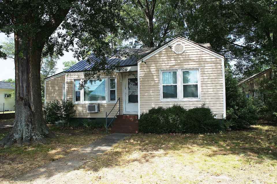Nice starter home or great investment property within a block from Harding University! This 2 Bedroom 1 bath home has new siding and beautiful hardwood floors. Large tree shaded lot with a covered carport and chain-link fencing. Great buy for investor, off campus student living or first time buyer.