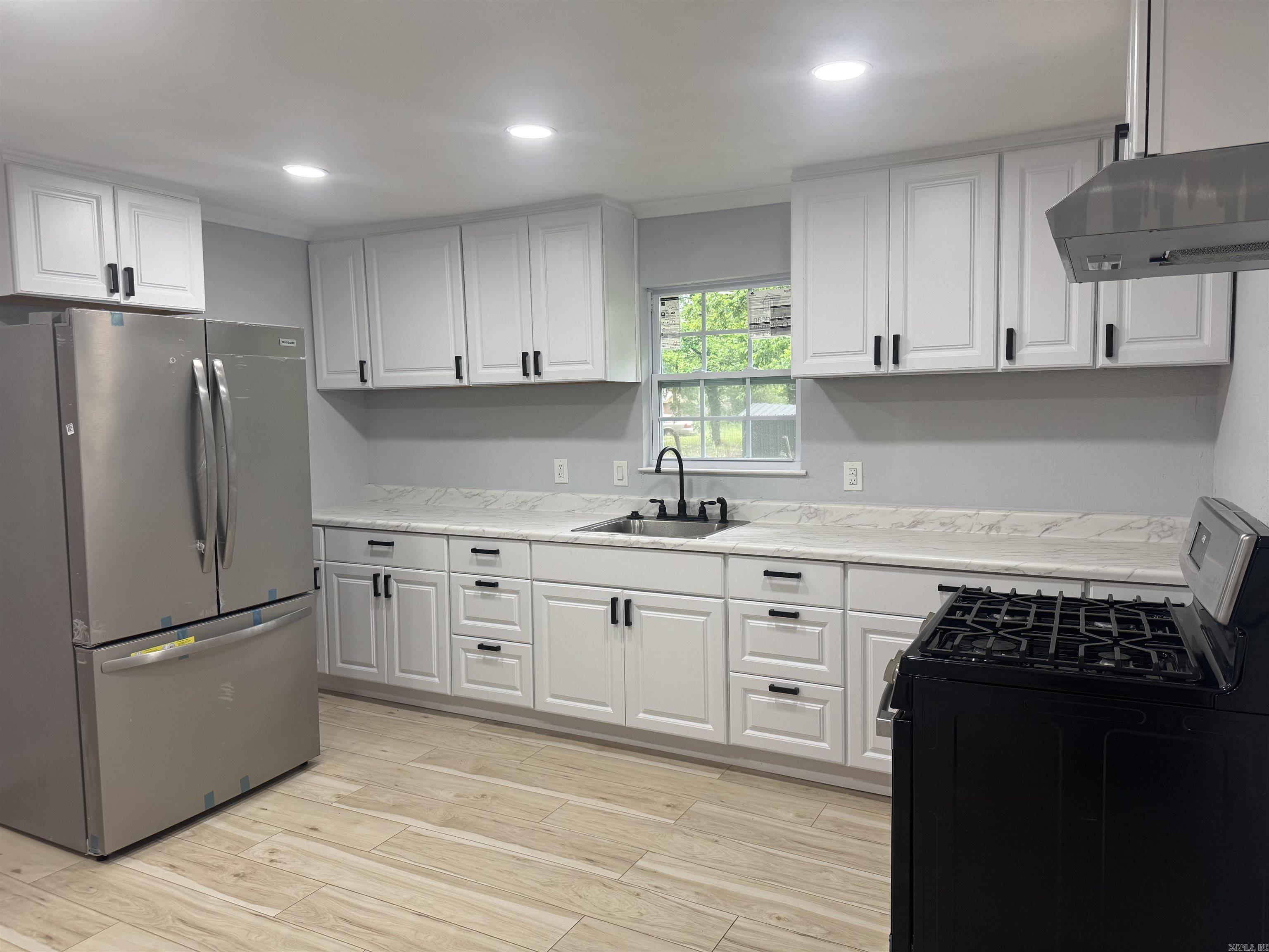 TAYLOR & CO - Residential
