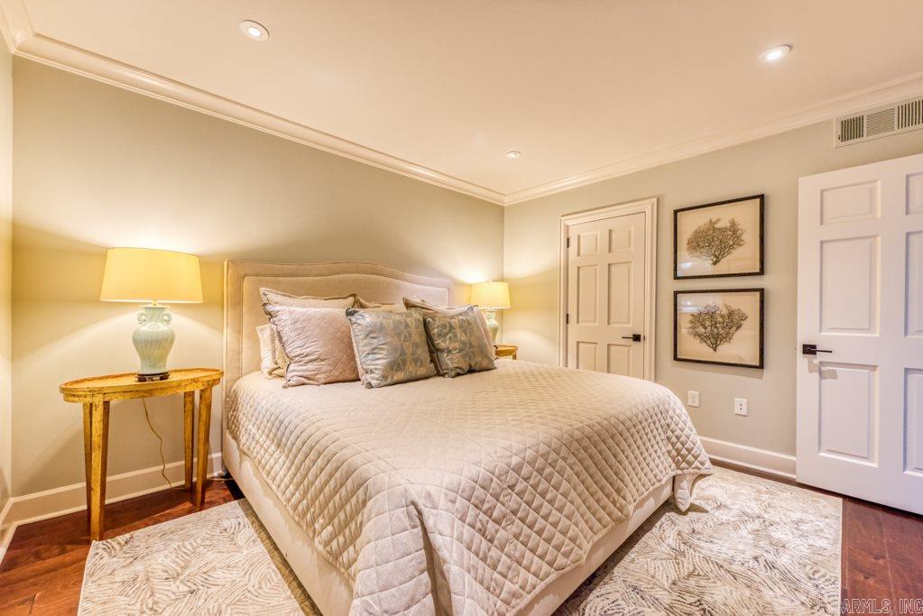 RIVER OAKS - Residential