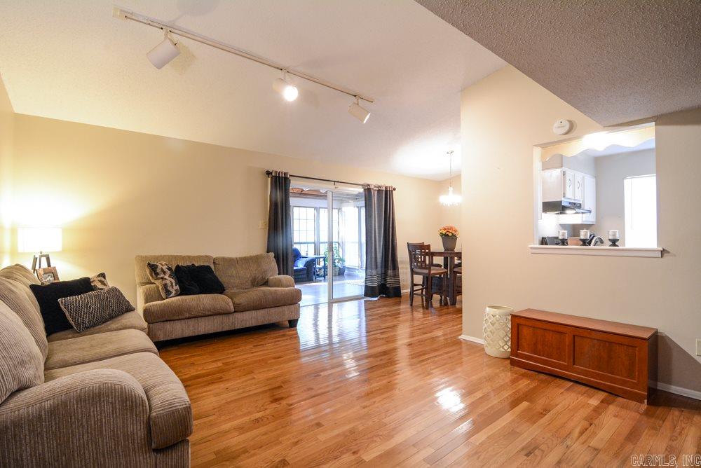 Del Tara - Residential
