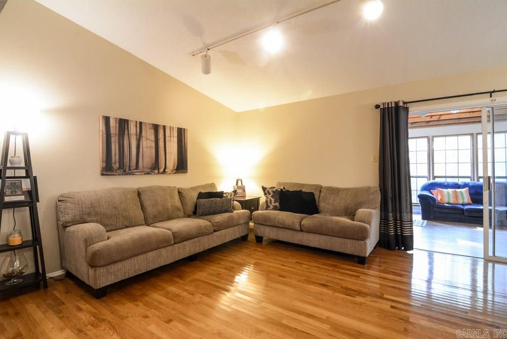 Del Tara - Residential