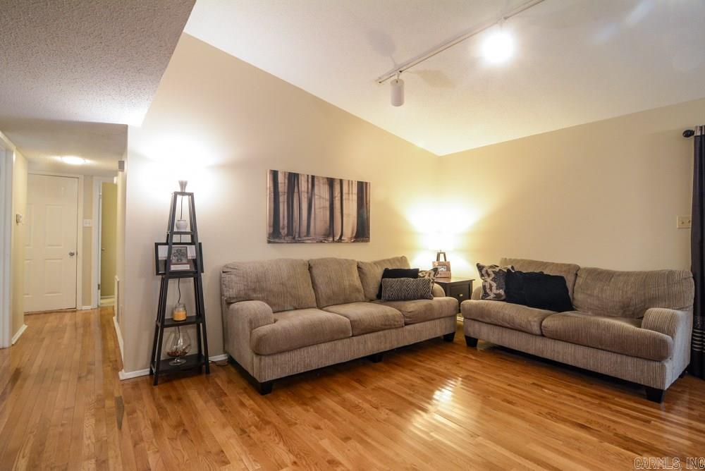 Del Tara - Residential