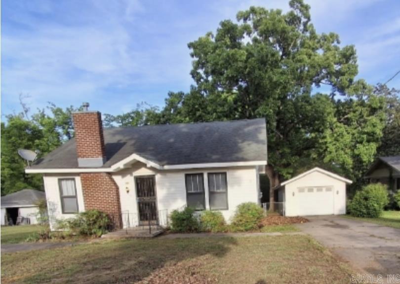This meticulously updated and cozy single-family residence, boasting a comfortable and welcoming ambiance, features two bedrooms and one bathroom. The property has been nicely maintained, offering residents a pleasant living space. Enjoy the security and tranquility of a fully enclosed backyard, creating a safe and enjoyable outdoor area. Experience the convenience of a home with no carpeting throughout, complemented by the inclusion of a refrigerator. Furthermore, the residence benefits from a detached garage, providing ample storage space or secure parking options.