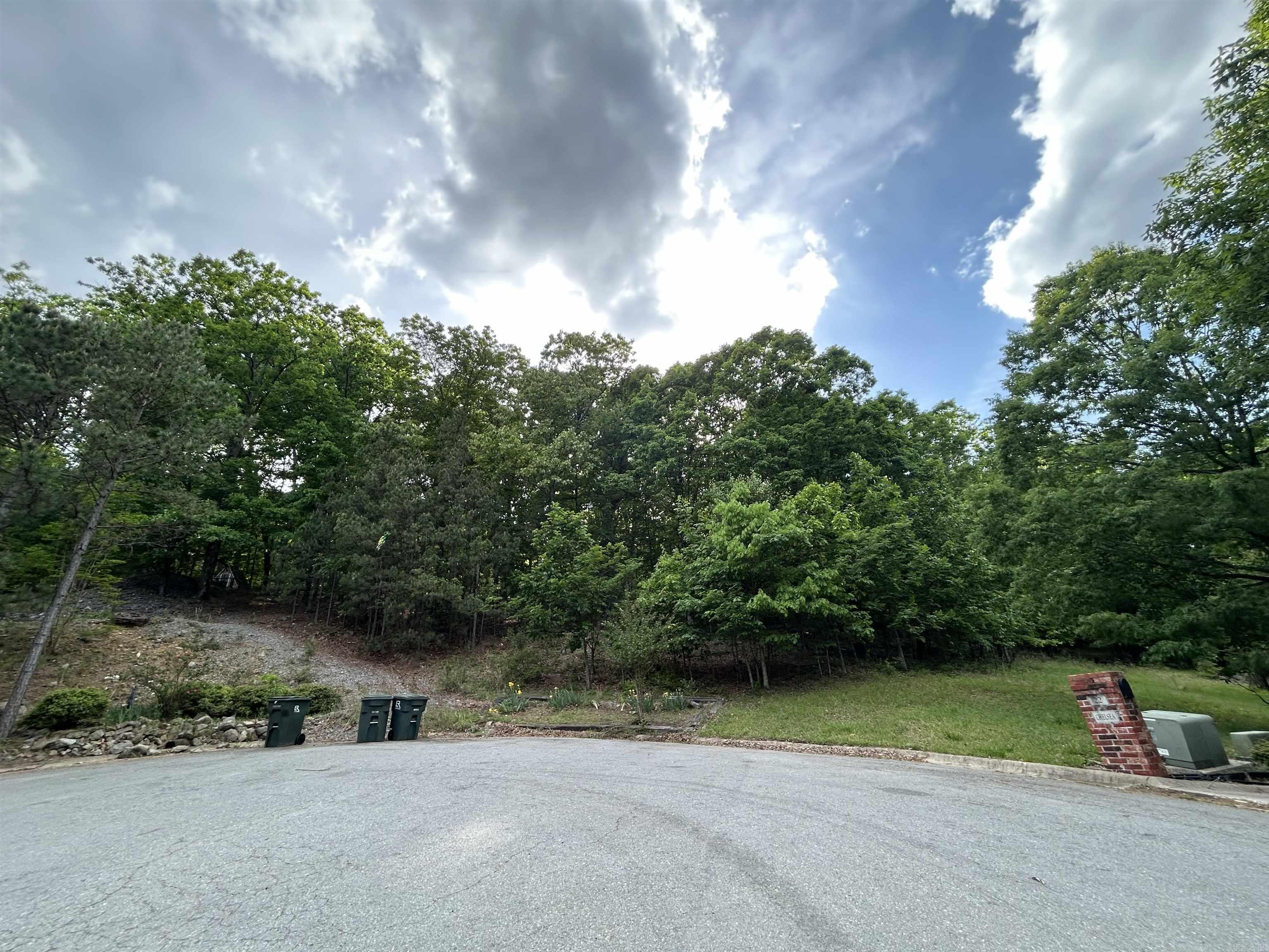 Great cul-de-sac lot in a desirable West Little Rock neighborhood—perfect place to build your dream home.